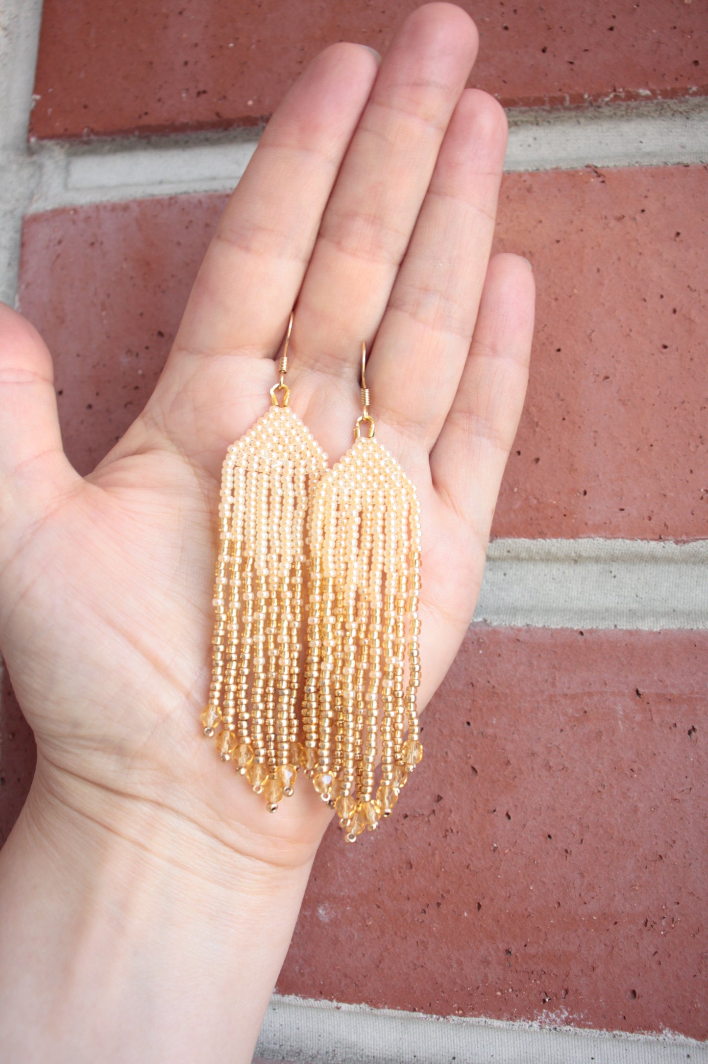 Vaaleankeltaiset roikkuvat hapsulliset helmikorvakorut lasihelmillä. Light yellow seed bead fringe earrings with  class beads.