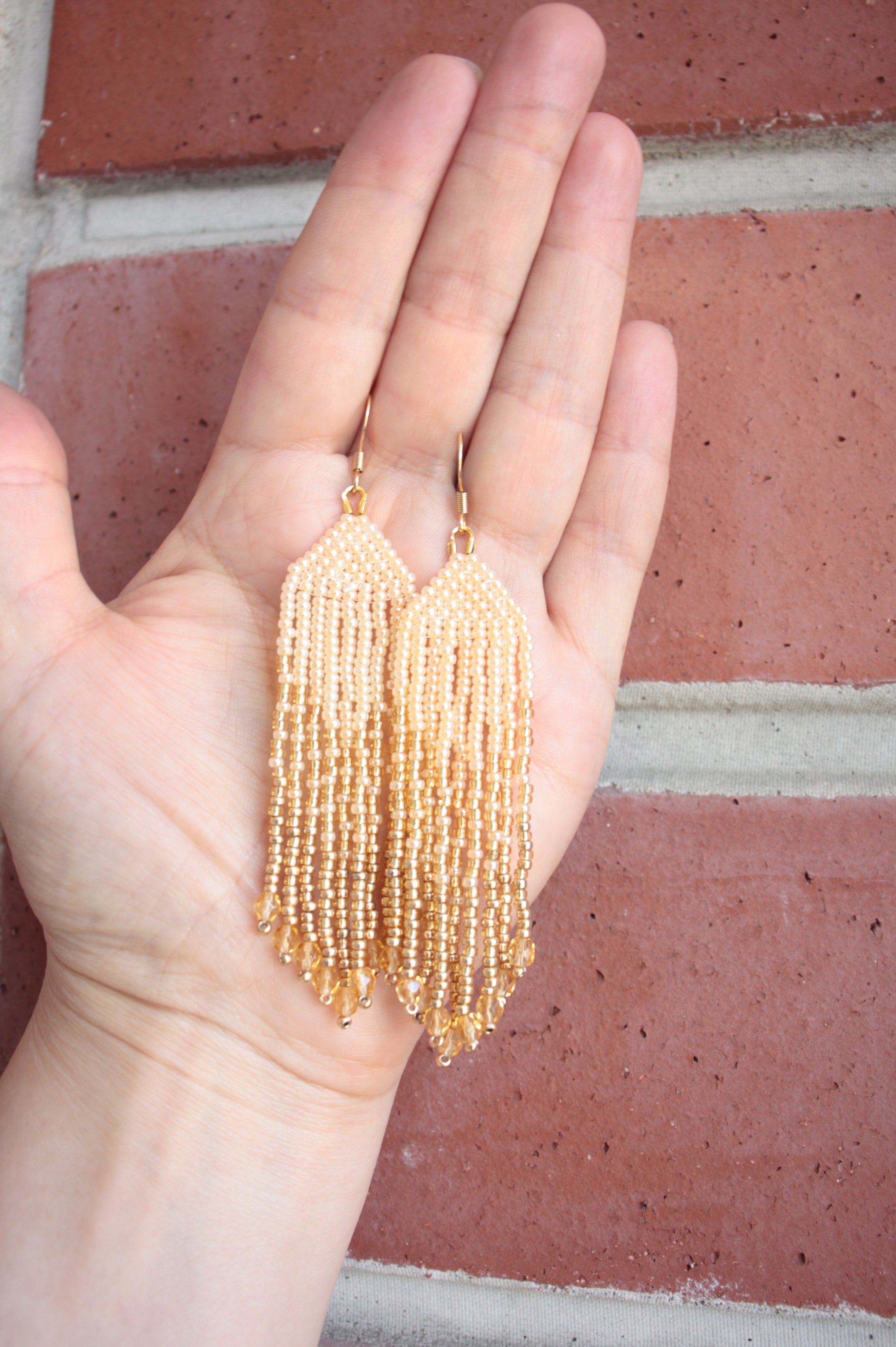 Vaaleankeltaiset roikkuvat hapsulliset helmikorvakorut lasihelmillä. Light yellow seed bead fringe earrings with  class beads.