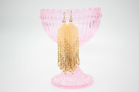 Vaaleankeltaiset roikkuvat hapsulliset helmikorvakorut lasihelmillä. Light yellow seed bead fringe earrings with  class beads.