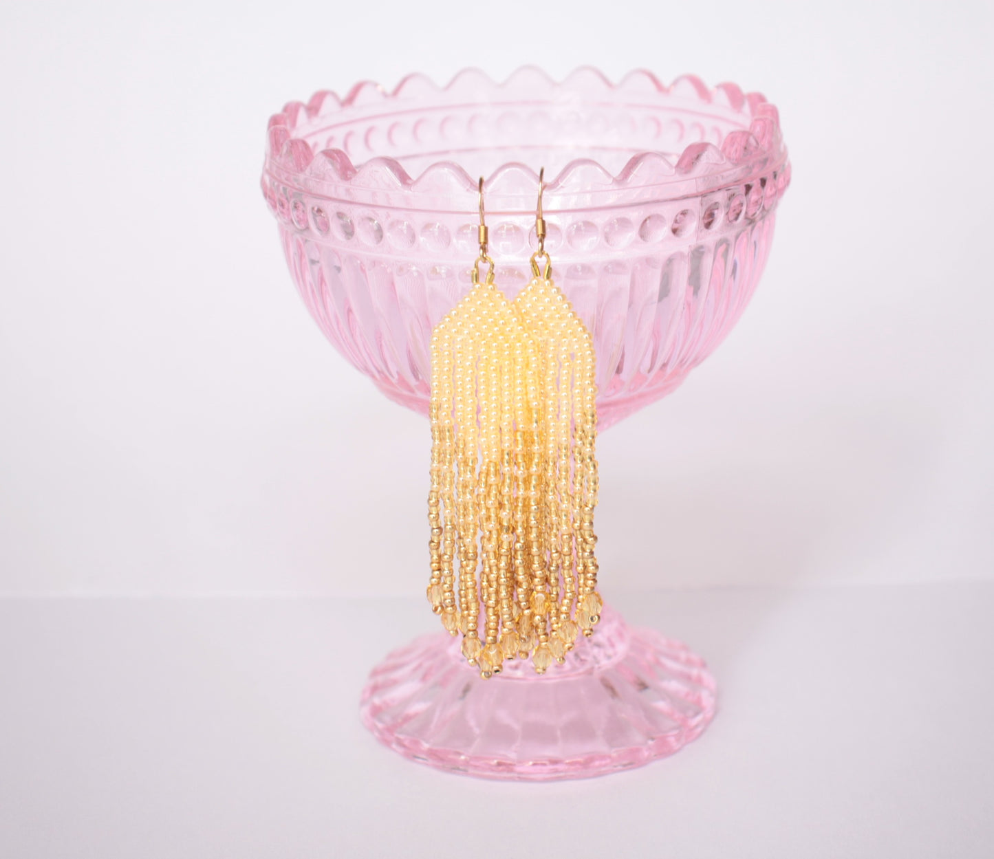 Vaaleankeltaiset roikkuvat hapsulliset helmikorvakorut lasihelmillä. Light yellow seed bead fringe earrings with  class beads.