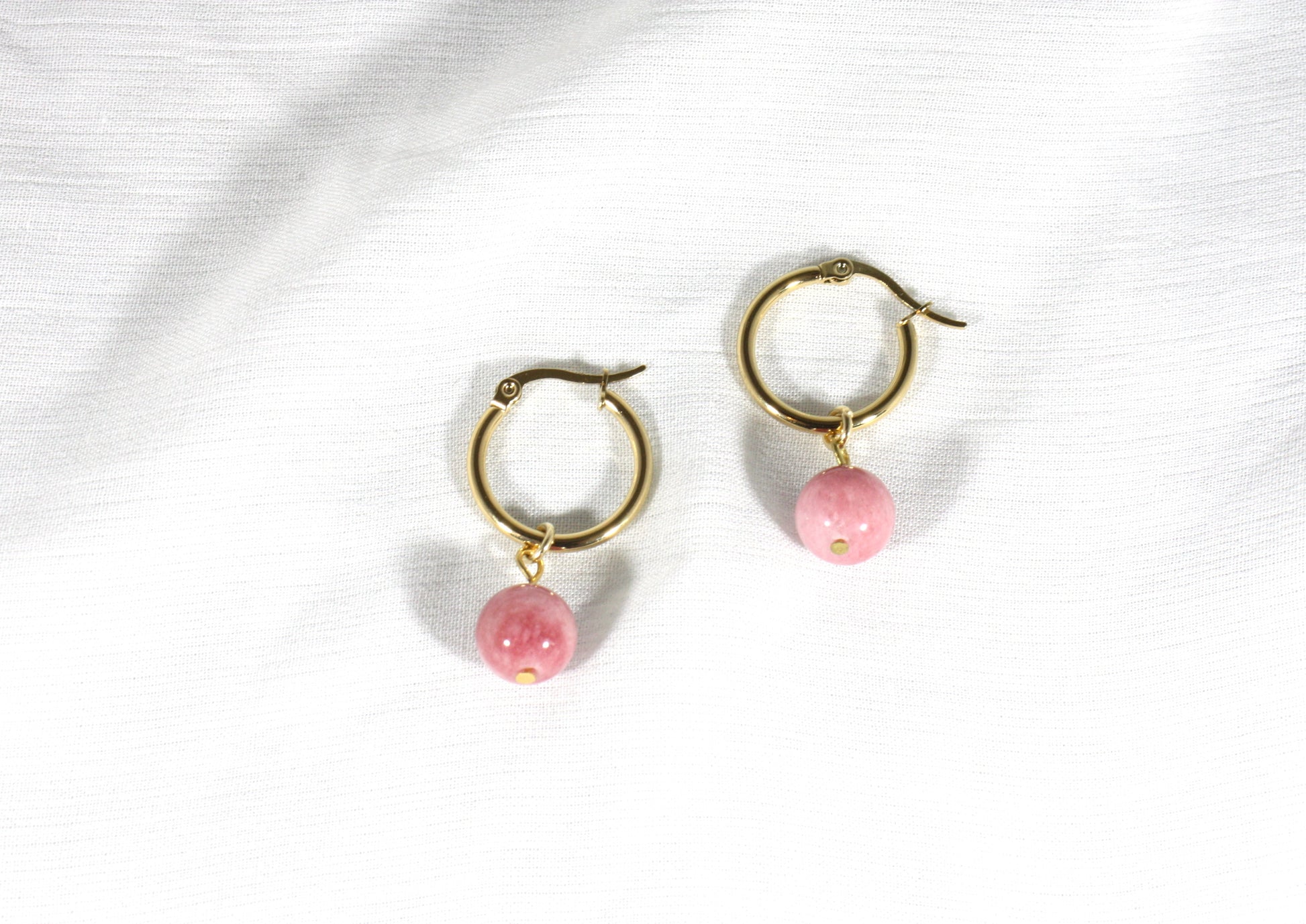 Dangle gemstone earrings with gold plated sterling silver hoops. There are 6 different gemstone bead options to choose from: Quartz,  Rose Quartz, Citrine, Green Stone, Jasper, Pink Stone. Roikkuvat kivihelmikorvakorut kullatulla ruostumaton teräs korvakorurenkaalla. Valittavana kuusi erilaista kivihelmeä: Kvartsi, Ruusukvartsi, Sitriini, Vihreä Kivi, Jaspis ja Vaaleanpunainen Kivi. 