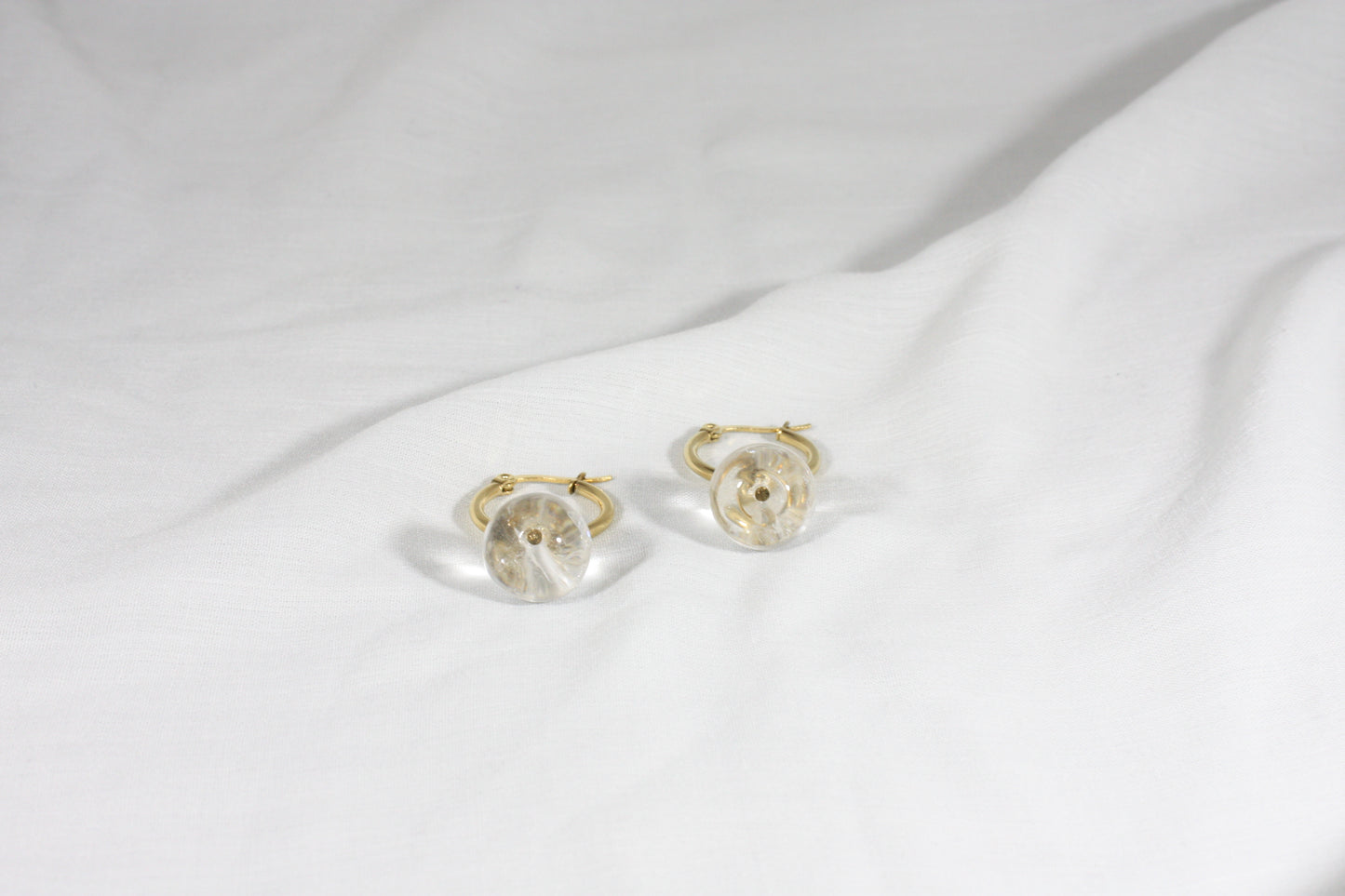 Dangle gemstone earrings with gold plated sterling silver hoops. There are 6 different gemstone bead options to choose from: Quartz,  Rose Quartz, Citrine, Green Stone, Jasper, Pink Stone. Roikkuvat kivihelmikorvakorut kullatulla ruostumaton teräs korvakorurenkaalla. Valittavana kuusi erilaista kivihelmeä: Kvartsi, Ruusukvartsi, Sitriini, Vihreä Kivi, Jaspis ja Vaaleanpunainen Kivi. 