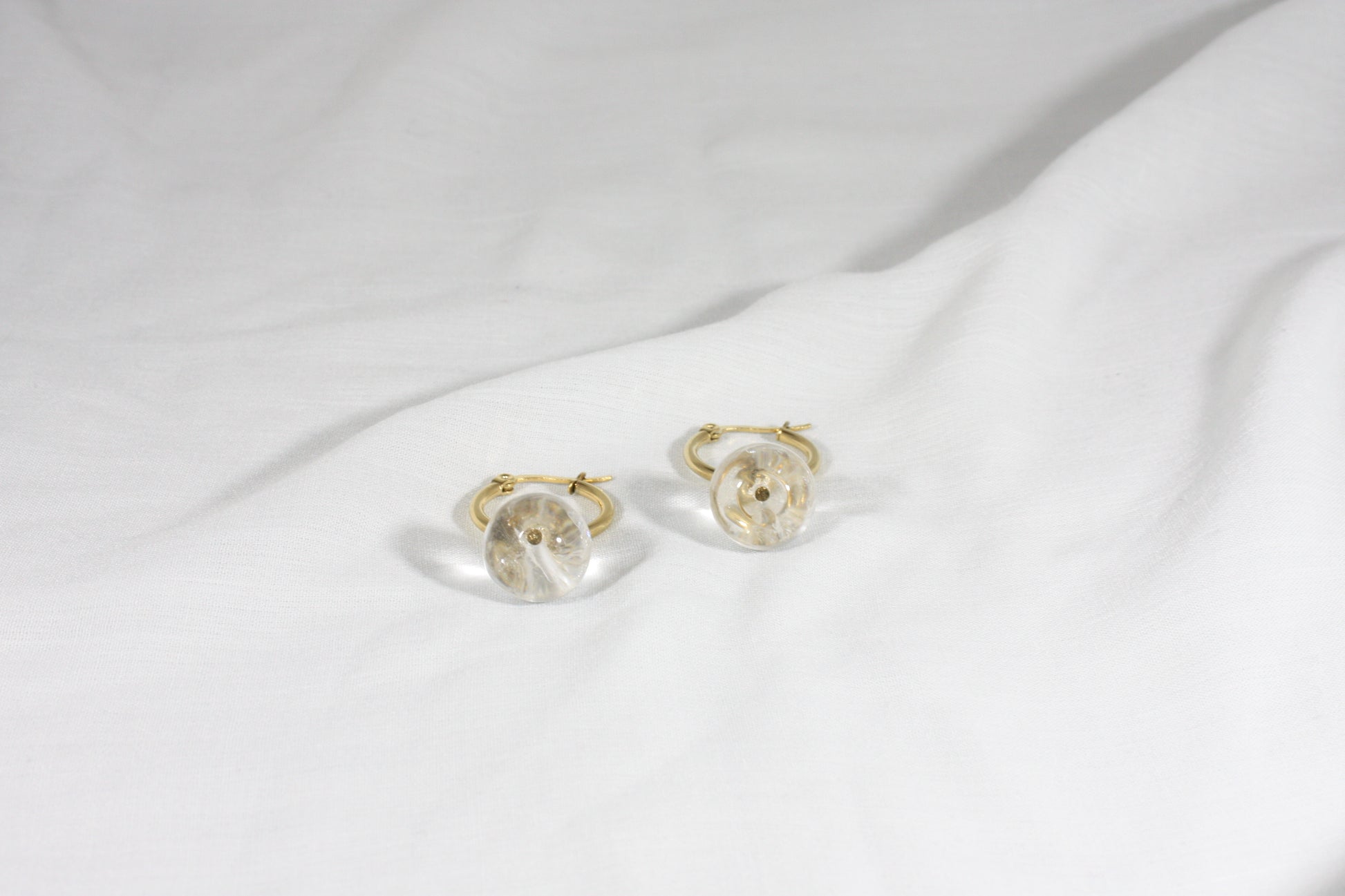 Dangle gemstone earrings with gold plated sterling silver hoops. There are 6 different gemstone bead options to choose from: Quartz,  Rose Quartz, Citrine, Green Stone, Jasper, Pink Stone. Roikkuvat kivihelmikorvakorut kullatulla ruostumaton teräs korvakorurenkaalla. Valittavana kuusi erilaista kivihelmeä: Kvartsi, Ruusukvartsi, Sitriini, Vihreä Kivi, Jaspis ja Vaaleanpunainen Kivi. 