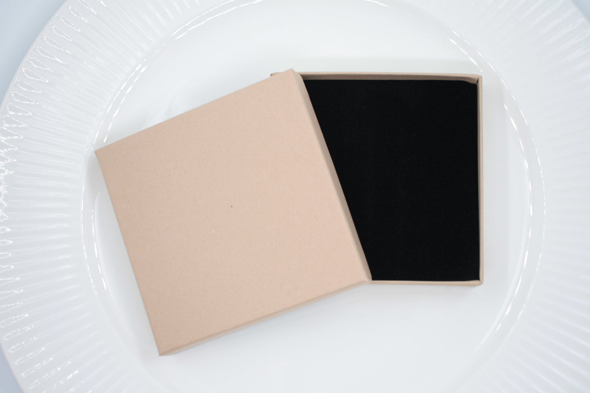 Korurasia ruskeaa pahvia valkoisella alustalla. Jewelry box on white background.