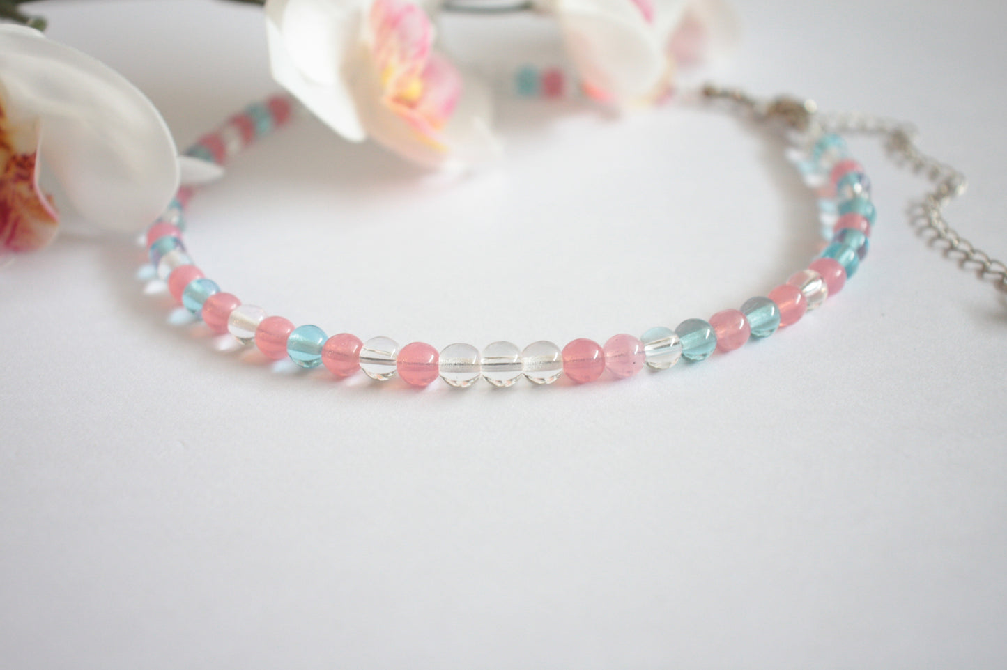 Glass bead choker necklace pink, light blue and bright colors. Beads are 6 mm. Lasihelmi choker (kaulapanta) kaulakoru. Monivärinen, jossa värit ovat vaaleanpunainen (pinkki), vaaleansininen ja kirkas. Helmet ovat 6 mm kokoisia.