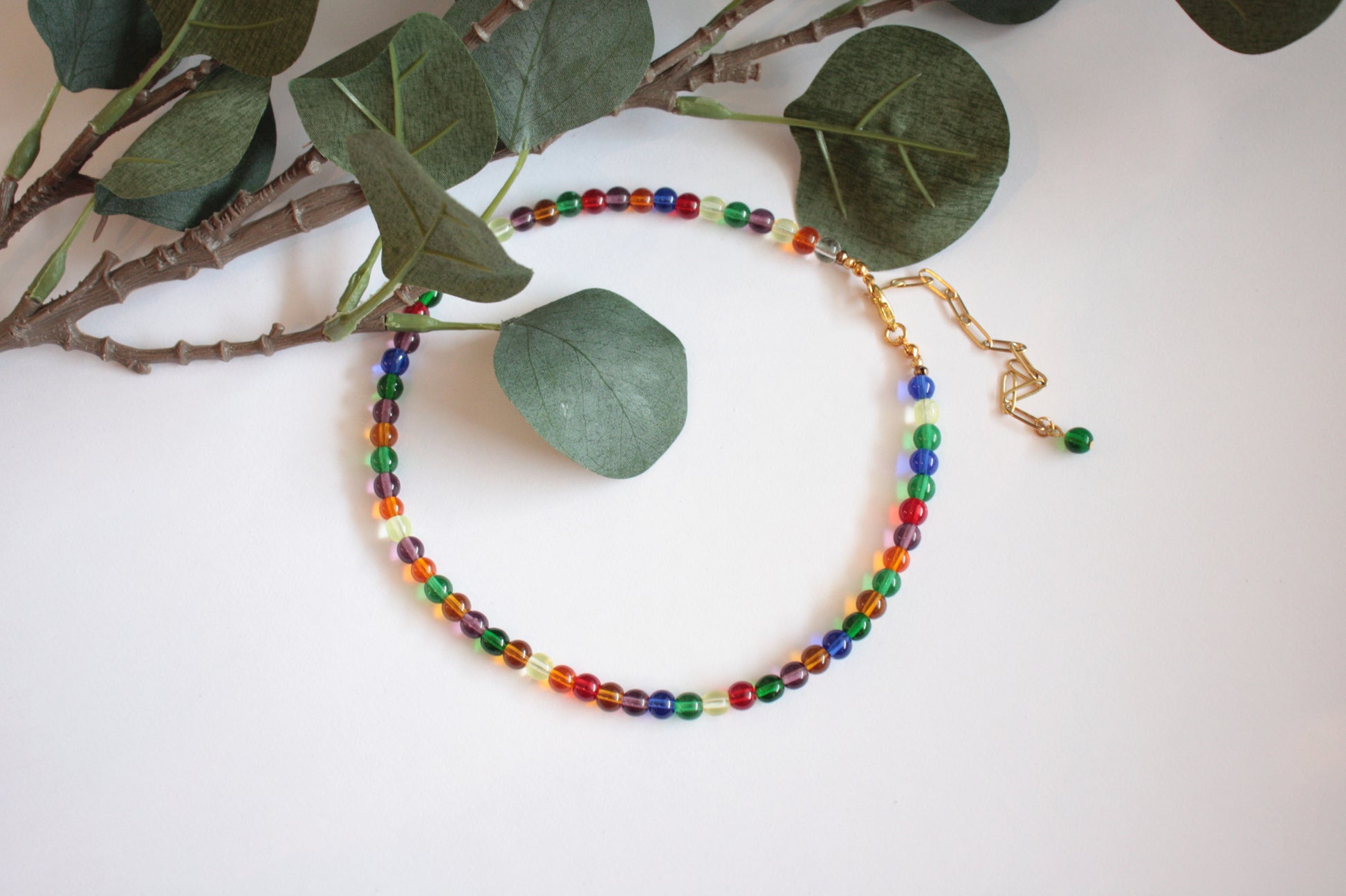 Lasihelmi choker (kaulapanta) kaulakoru värikkäistä 6 mm lasihelmistä kullanvärisillä lukolla ja jatkoketjulla. Glass bead choker necklace. Beads size are 6 mm and it is colorful. Clasp and extension chain are gold color.