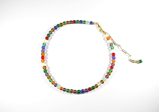 Lasihelmi choker (kaulapanta) kaulakoru värikkäistä 6 mm lasihelmistä kullanvärisillä lukolla ja jatkoketjulla. Glass bead choker necklace. Beads size are 6 mm and it is colorful. Clasp and extension chain are gold color.