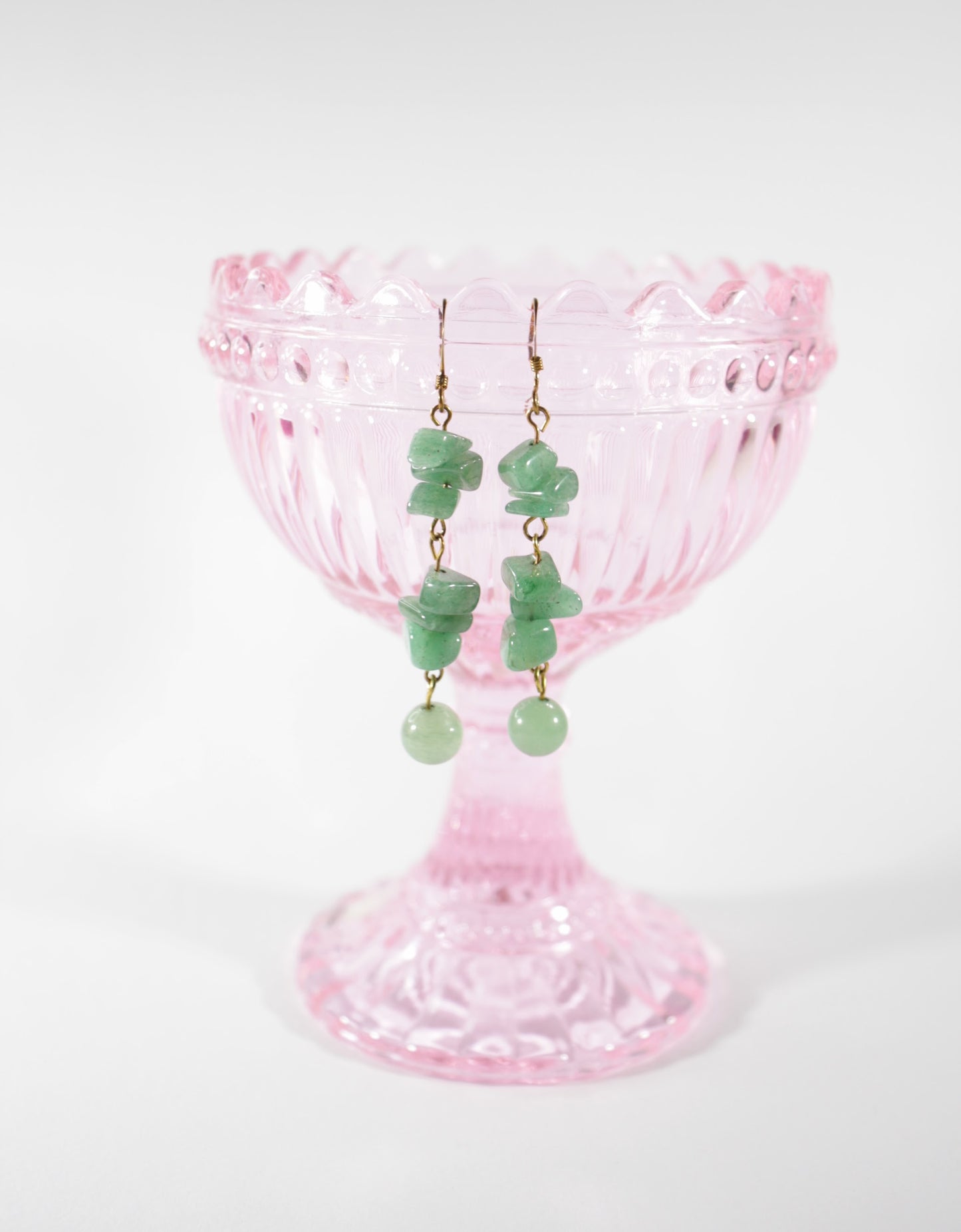 Long dangle green aventurine chips earrings. Pitkät roikkuvat vihreä aventuriini korvakorut.