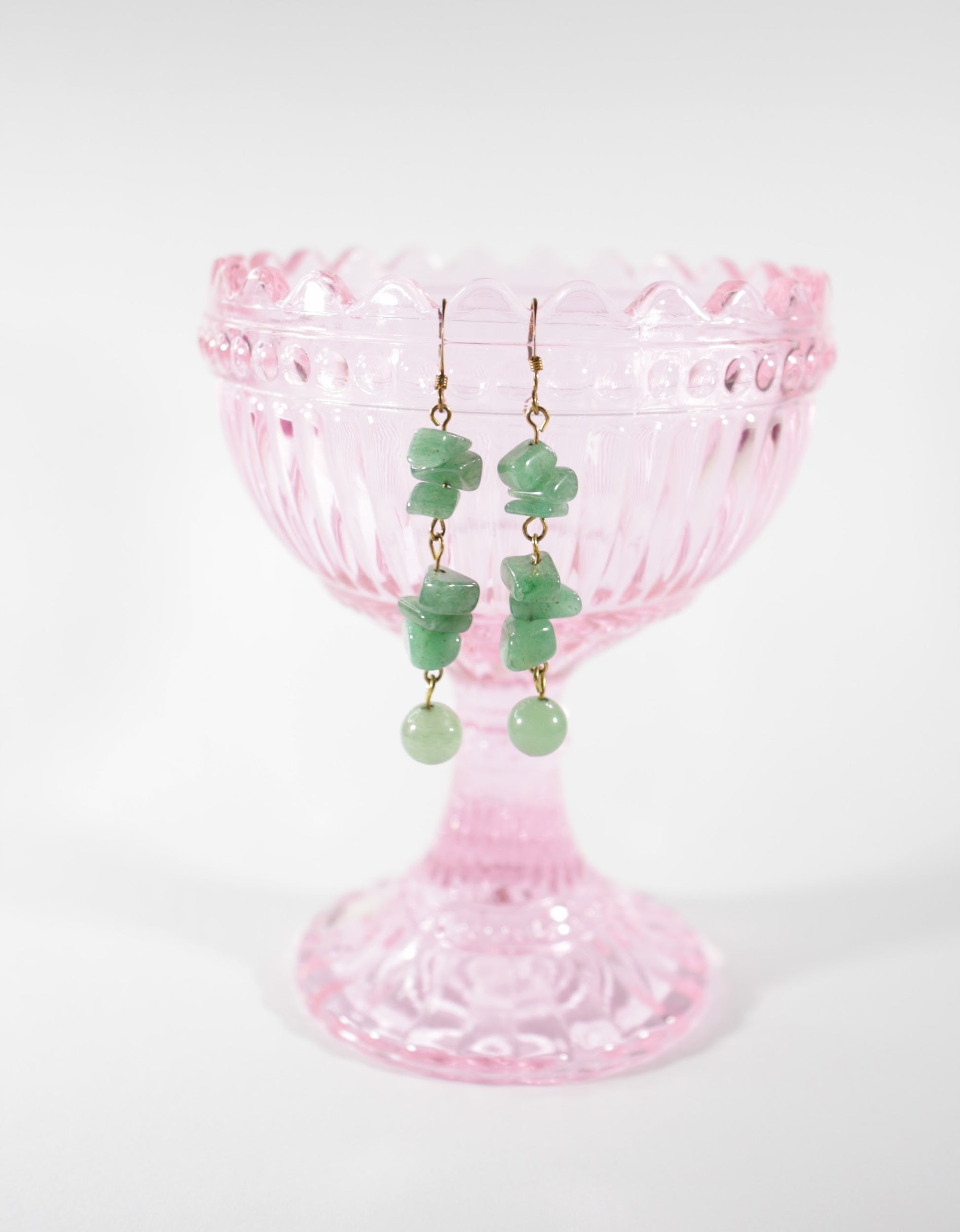 Long dangle green aventurine chips earrings. Pitkät roikkuvat vihreä aventuriini korvakorut.