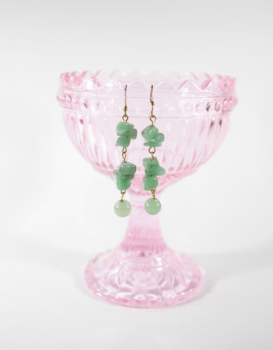 Long dangle green aventurine chips earrings. Pitkät roikkuvat vihreä aventuriini korvakorut.