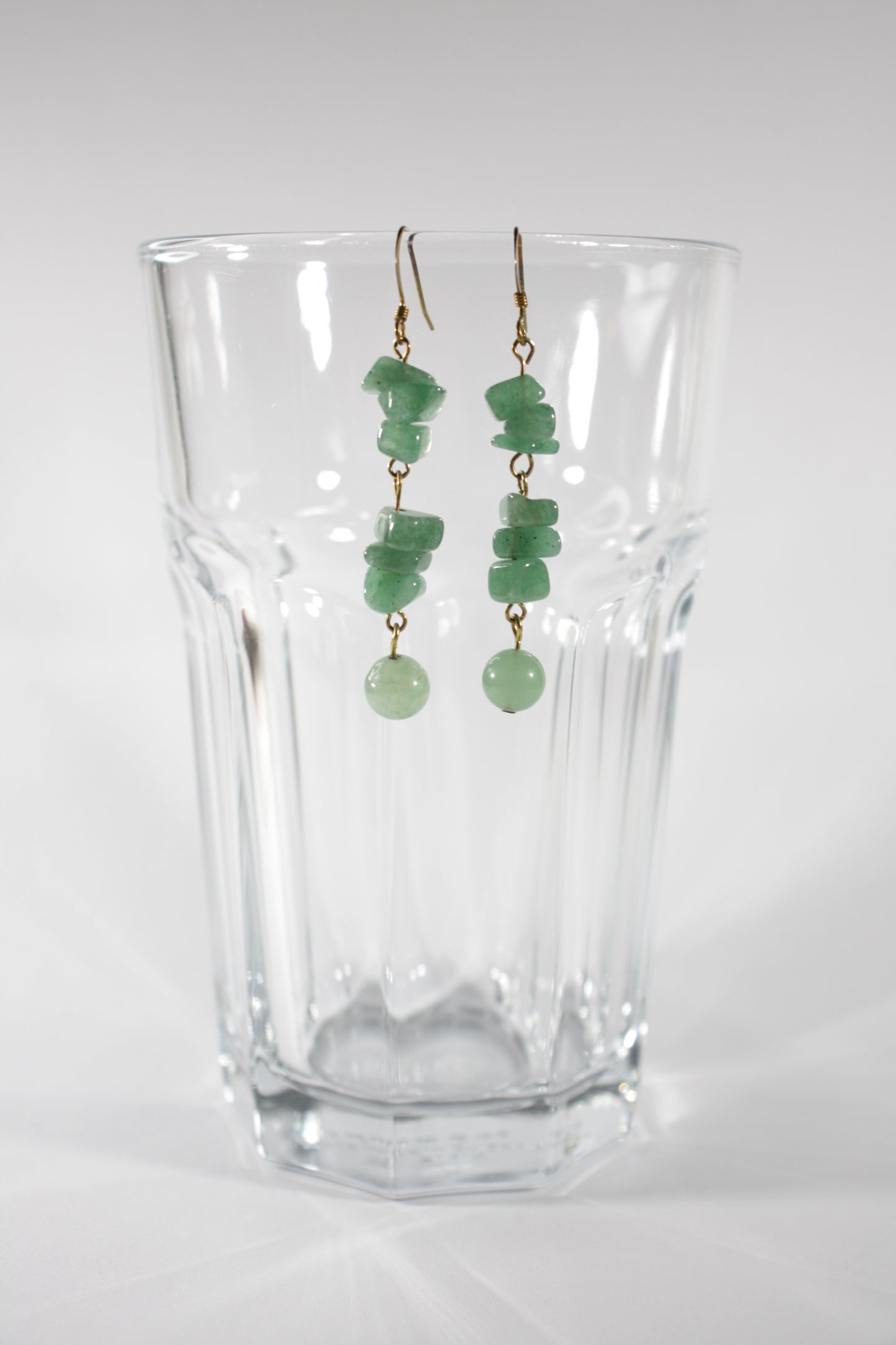 Long dangle green aventurine chips earrings. Pitkät roikkuvat vihreä aventuriini korvakorut.