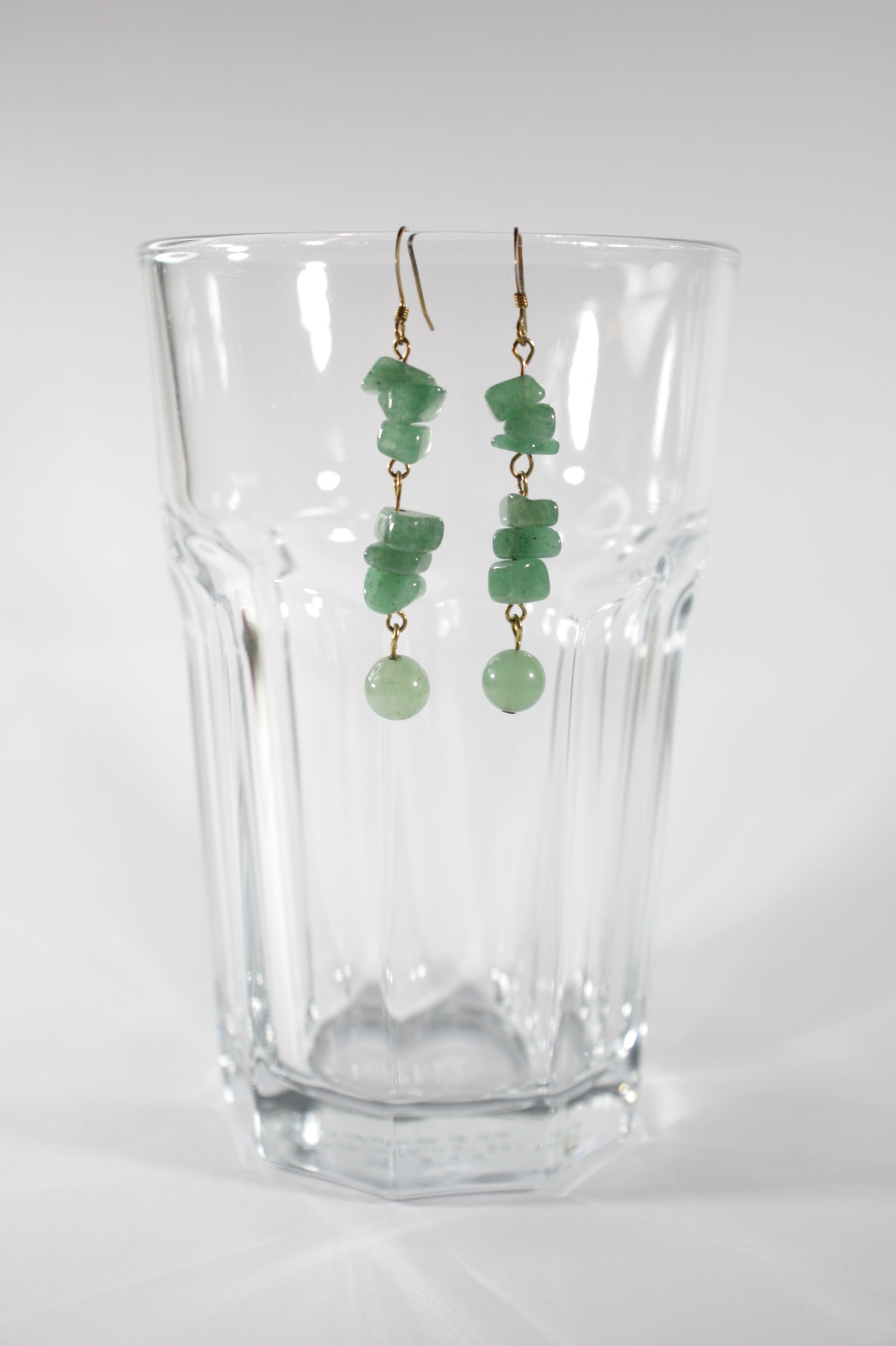 Long dangle green aventurine chips earrings. Pitkät roikkuvat vihreä aventuriini korvakorut.