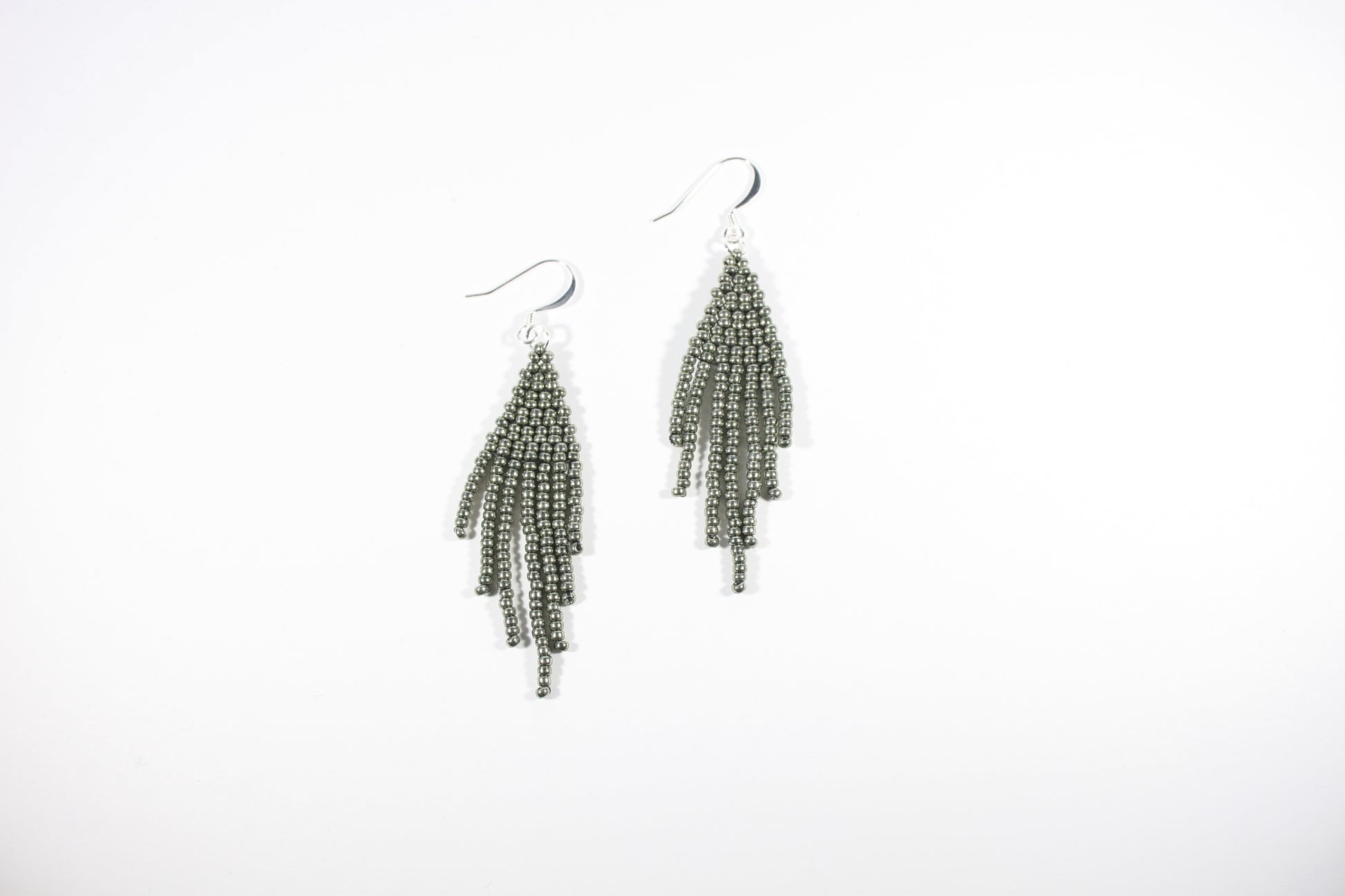Monochrome handwoven fringe earrings small. These earrings color is dark metallic grey. Yksiväriset hapsukorvakorut. Näiden korvakorujen väri on tumma metalliharmaa.