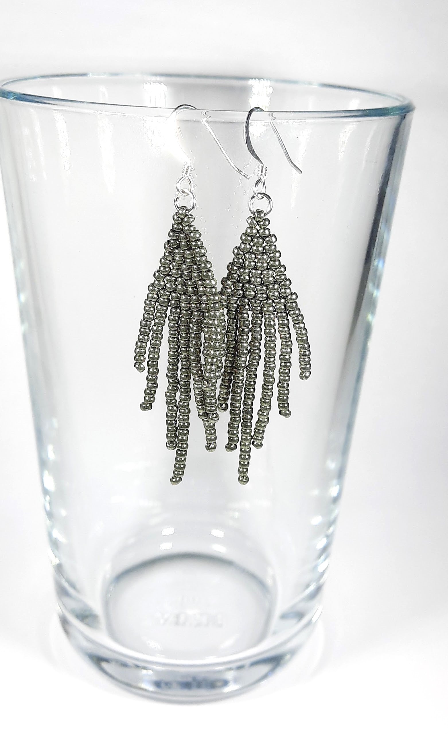Monochrome handwoven fringe earrings small. These earrings color is dark metallic grey. Yksiväriset hapsukorvakorut. Näiden korvakorujen väri on tumma metalliharmaa.