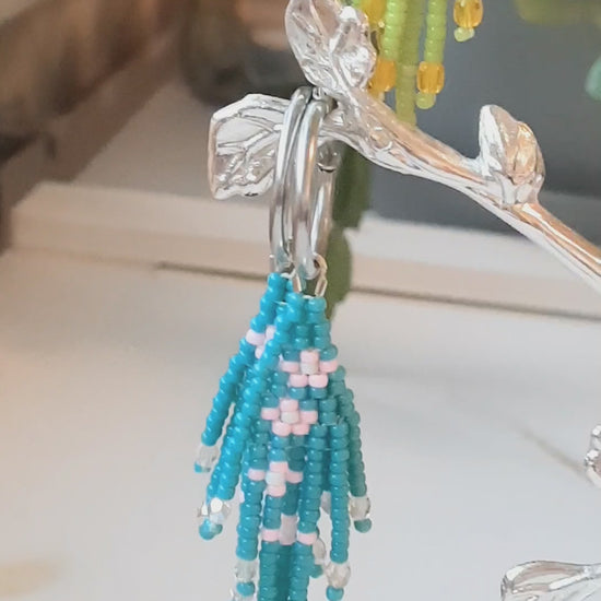 Seed bead fringe earrings small daisies different color, with stainless steel earrings hooks. Pienet lasihelmikorvakorut kukkakuviolla kolmessa eri värissä,