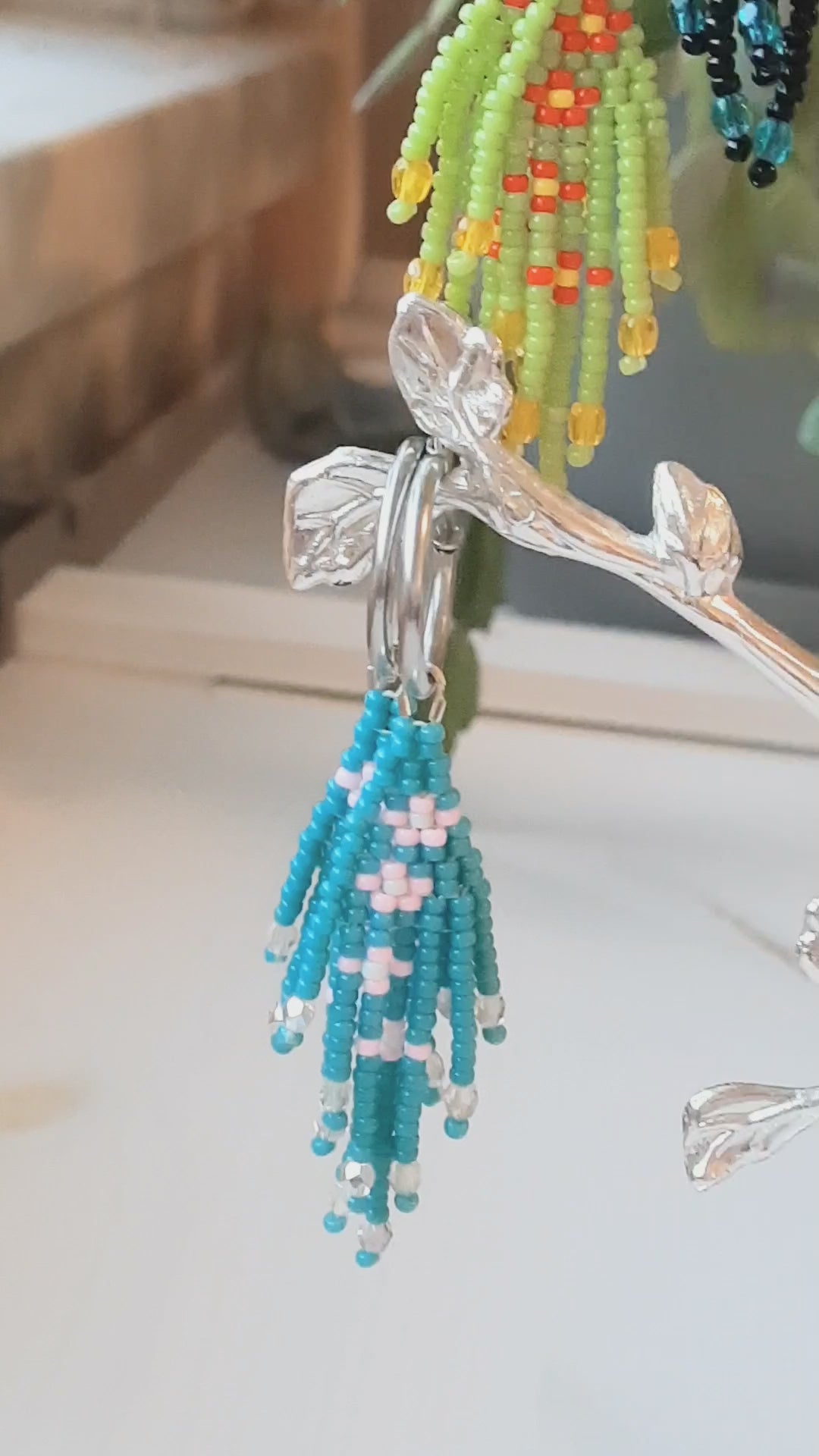 Seed bead fringe earrings small daisies different color, with stainless steel earrings hooks. Pienet lasihelmikorvakorut kukkakuviolla kolmessa eri värissä,