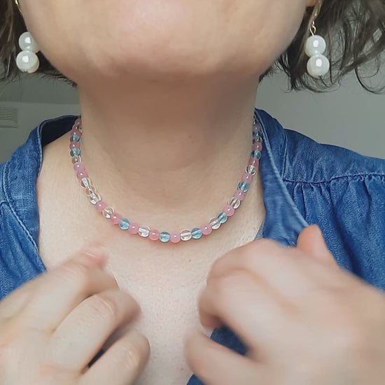 Glass bead pastel color choker necklace. Lasihelmistä tehty pastellin värinen choker kaulakoru.