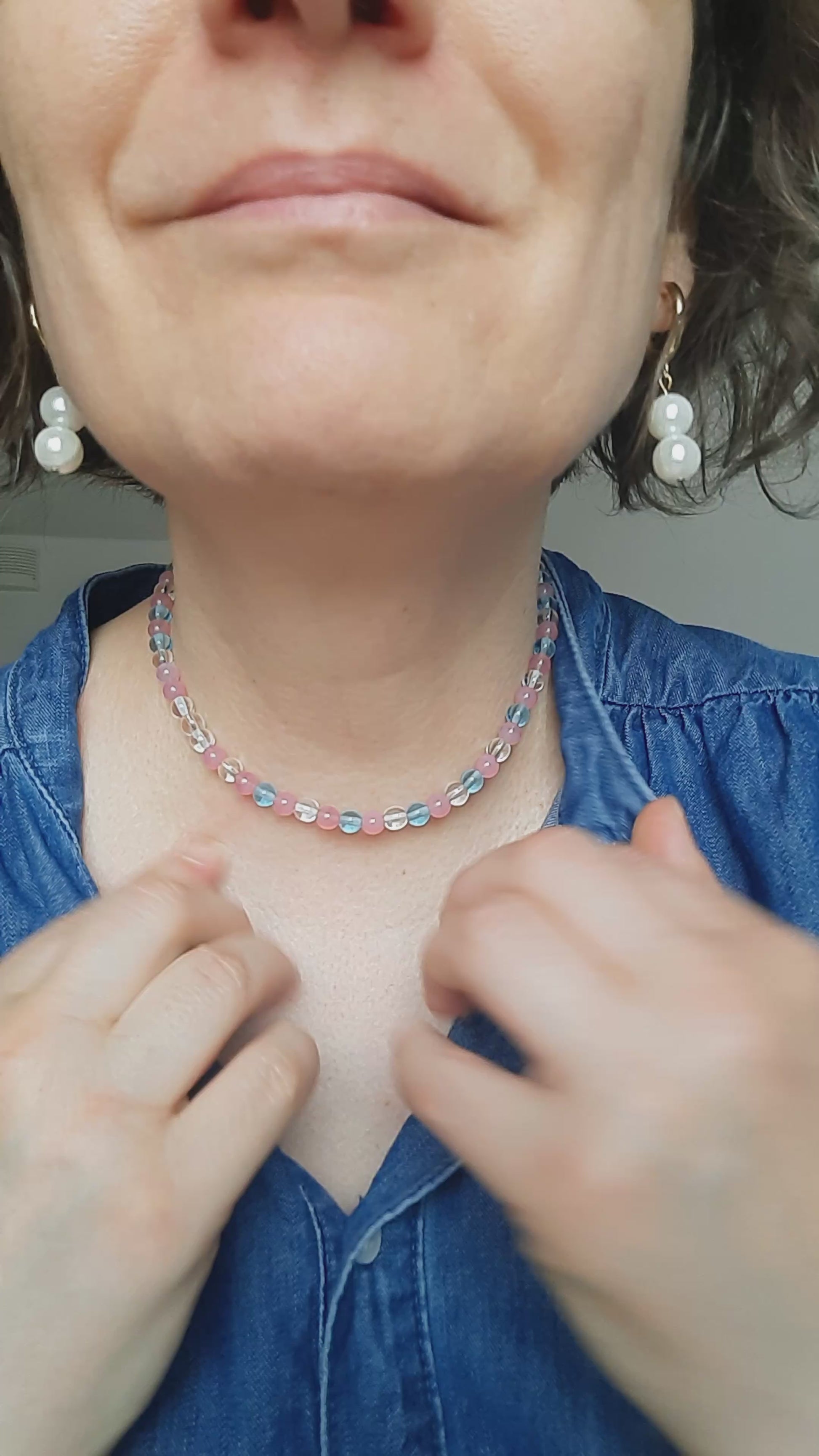 Glass bead pastel color choker necklace. Lasihelmistä tehty pastellin värinen choker kaulakoru.