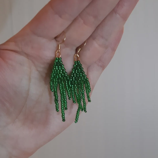Small beaded green fringe seed bead earrings. Pienet roikkuvat käsintehdyt vihreät hapsukorvakorut.