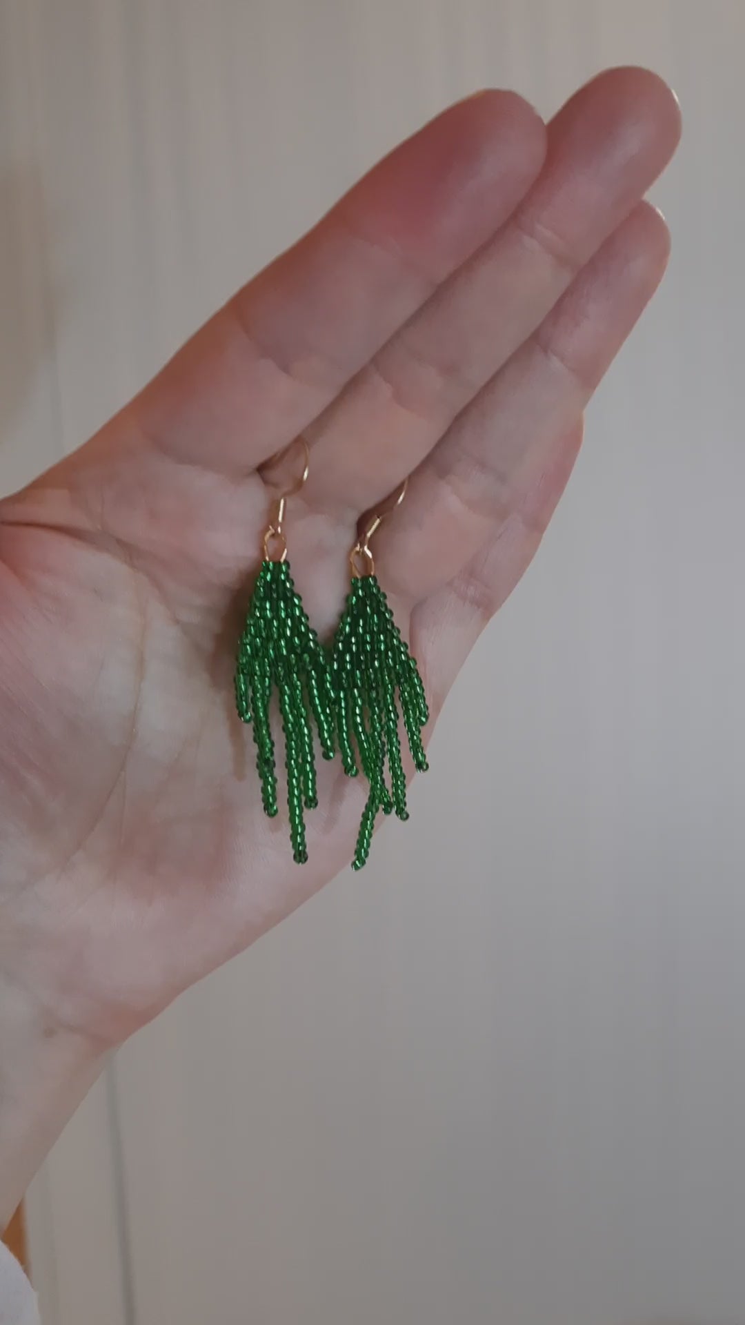 Small beaded green fringe seed bead earrings. Pienet roikkuvat käsintehdyt vihreät hapsukorvakorut.