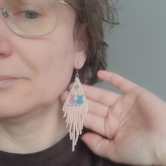 Beaded seed bead earrings light matte pink with cats pattern. Roikkuvat hapsulliset helmikorvakorut vaalea pinkki matta kissa kuviolla.