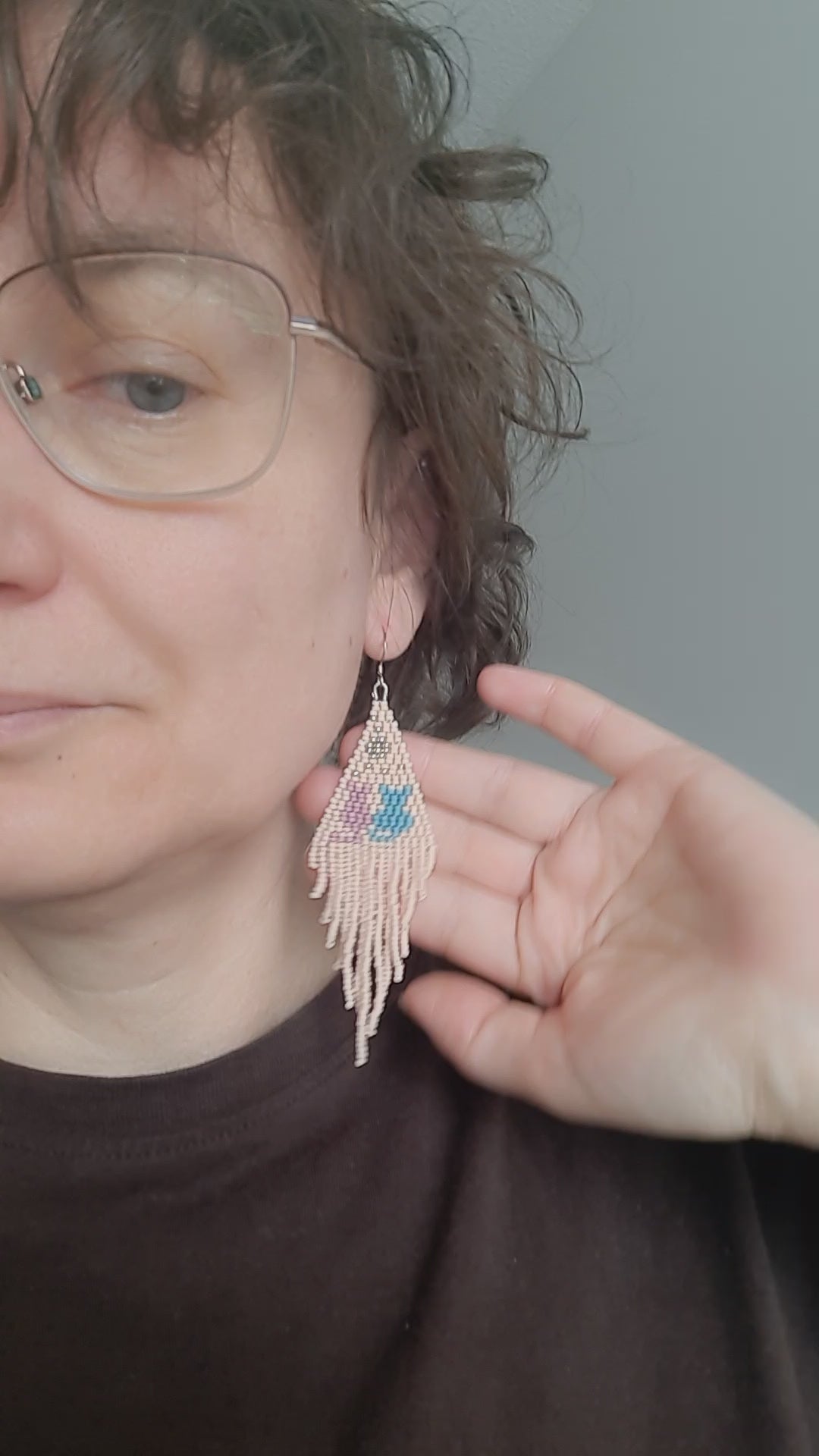 Beaded seed bead earrings light matte pink with cats pattern. Roikkuvat hapsulliset helmikorvakorut vaalea pinkki matta kissa kuviolla.