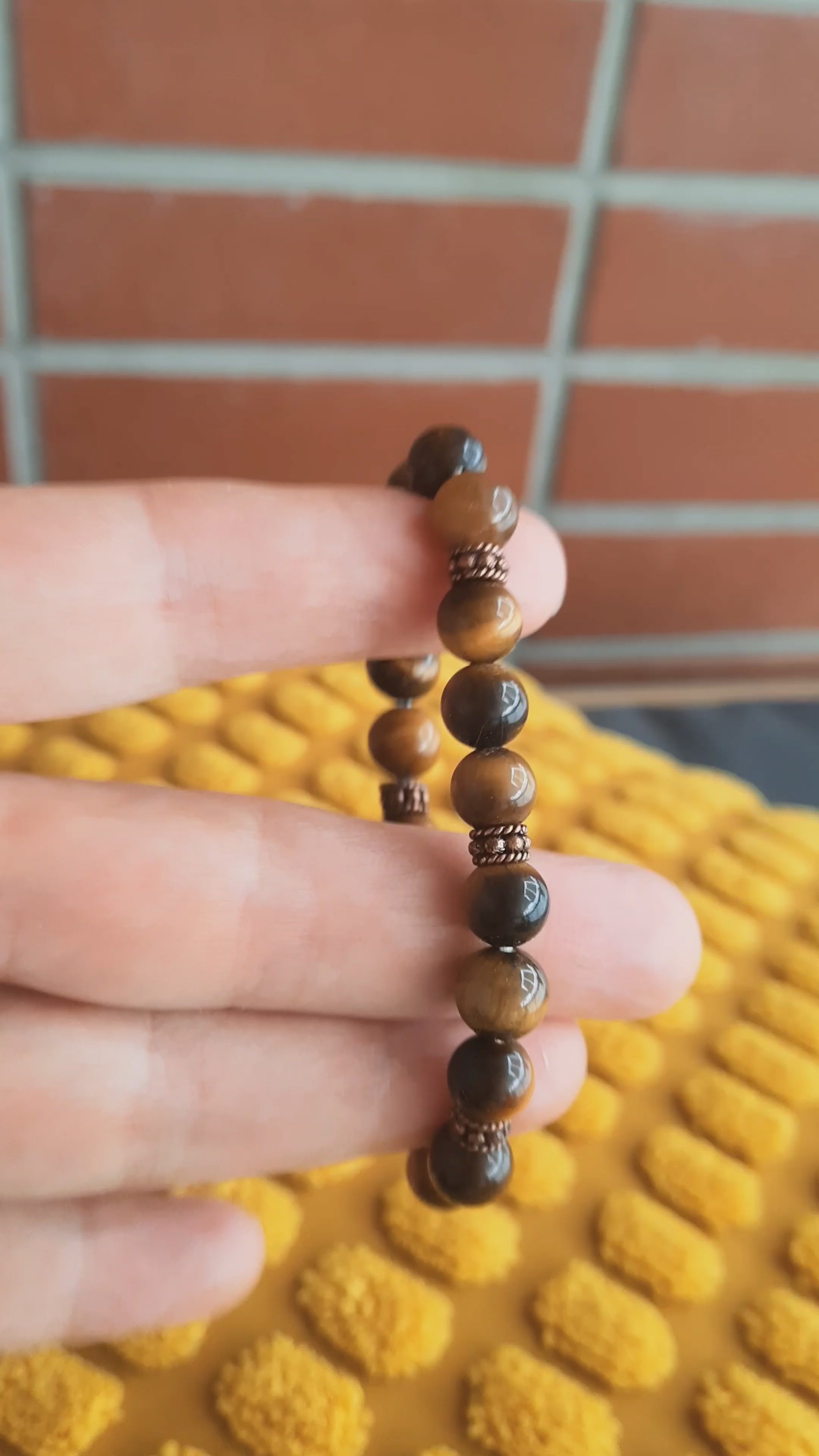 Stretch brown tiger´s eye bracelet. Joustava ruskea tiikerinsilmä rannekoru.