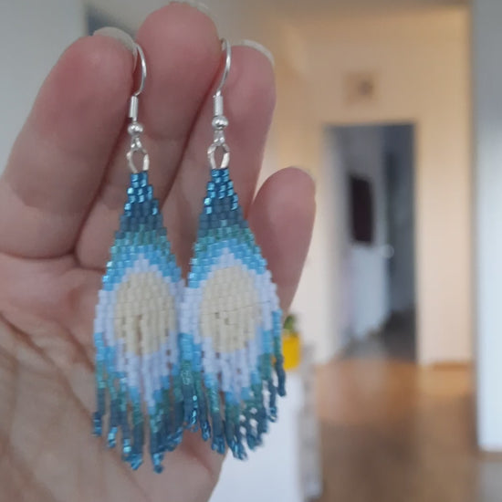 Seed bead fringe earrings blue shades. Roikkuvat helmikorvakorut hapsuilla. Värinä sinisen eri sävyjä.