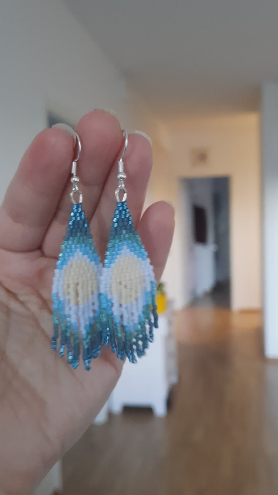 Seed bead fringe earrings blue shades. Roikkuvat helmikorvakorut hapsuilla. Värinä sinisen eri sävyjä.