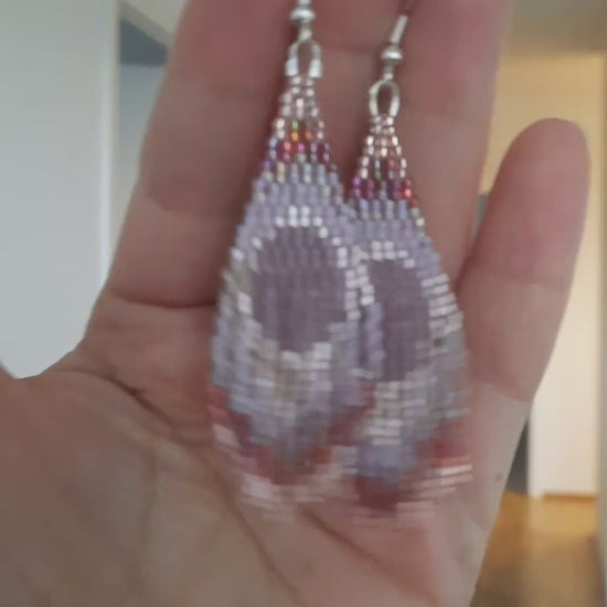 Seed bead fringe earrings from Miuyki delica beads. Colors in these earrings is different shades of lila. Käsintehdyt roikkuvat hapsu korvakorut Miuyki delica helmistä. Näiden korvakorujen väri on liilan eri sävyt.