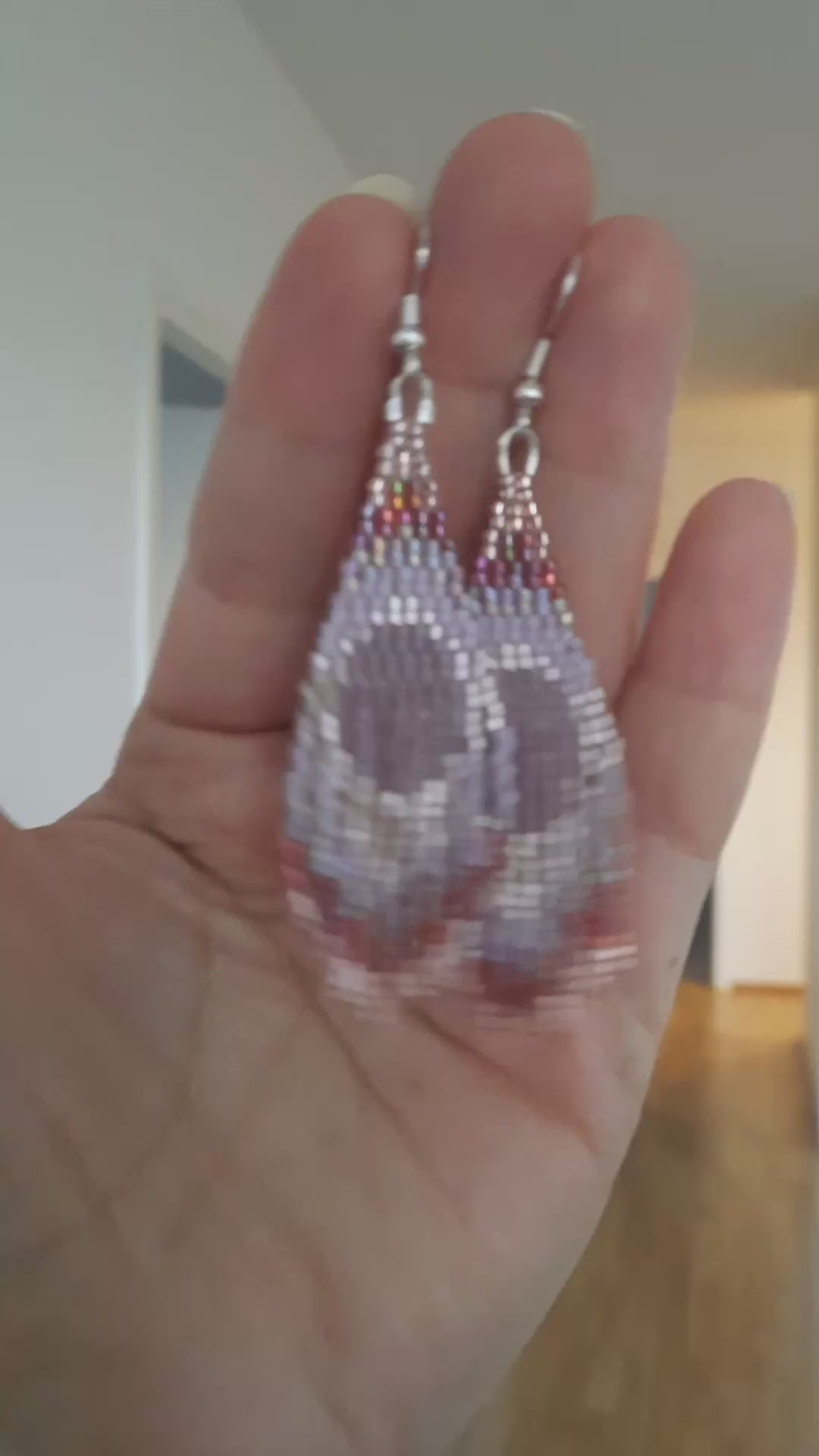 Seed bead fringe earrings from Miuyki delica beads. Colors in these earrings is different shades of lila. Käsintehdyt roikkuvat hapsu korvakorut Miuyki delica helmistä. Näiden korvakorujen väri on liilan eri sävyt.