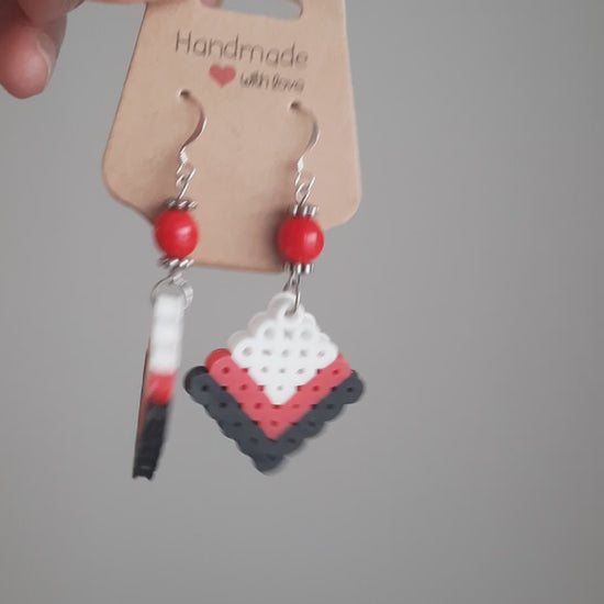 Handmade dangle hama beads earrings white red and black. Käsintehdyt roikkuvat hamahelmikorvakorut. Nämä ovat väriltään valko-puna-mustat.