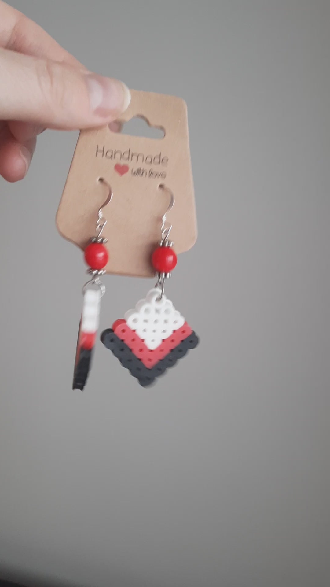Handmade dangle hama beads earrings white red and black. Käsintehdyt roikkuvat hamahelmikorvakorut. Nämä ovat väriltään valko-puna-mustat.