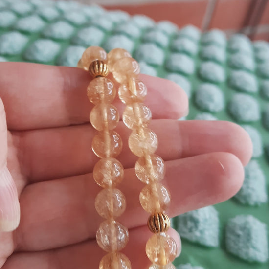 Two beaded stretch yellow citrine bracelets. Kaksi joustavaa keltaista sitriini rannekorua.