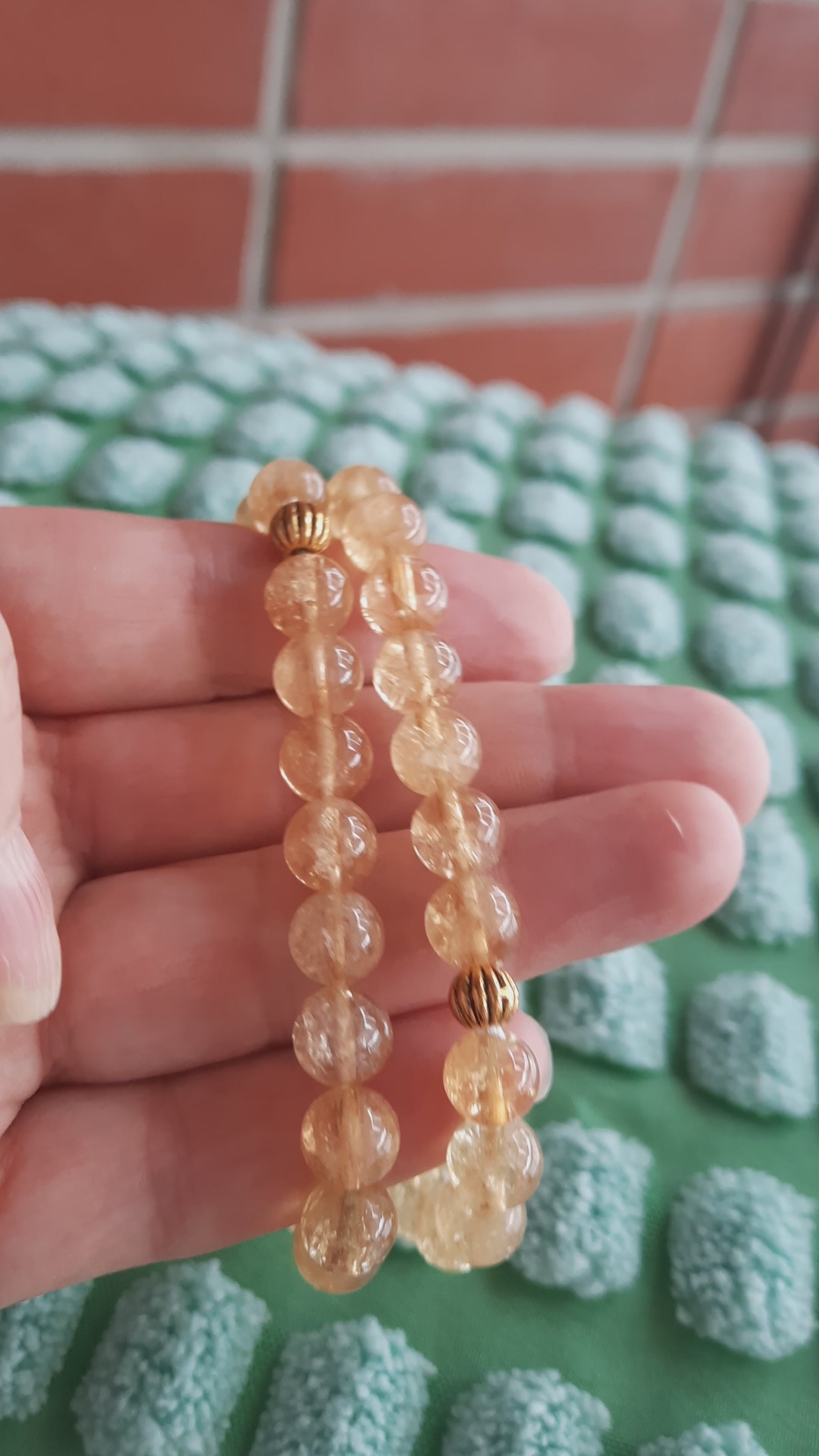 Two beaded stretch yellow citrine bracelets. Kaksi joustavaa keltaista sitriini rannekorua.