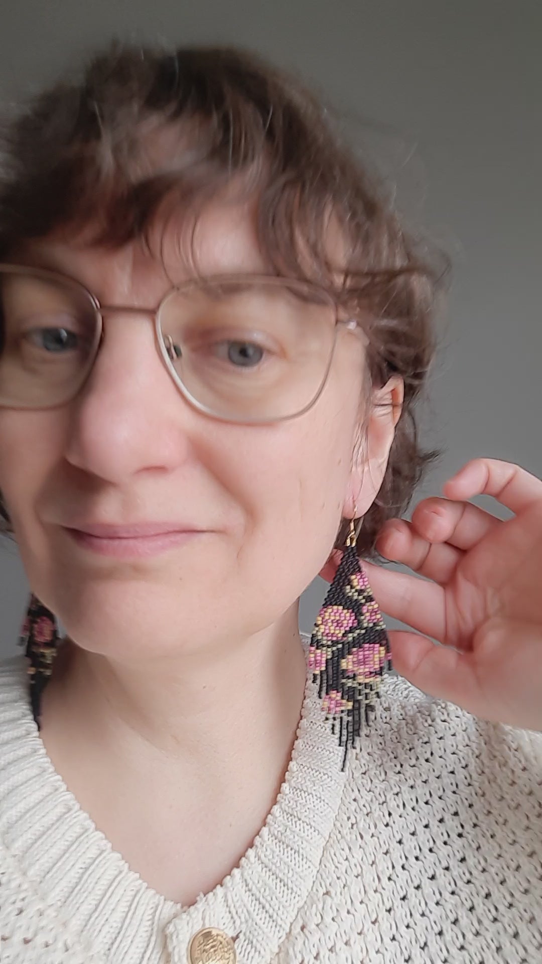 Long colorful seed bead fringe earrings. Base color is matte black and these earrings has pink-yellow rose pattern. Pitkä roikkuvat helmikorvakorut hapsuilla. Näissä korviksissa on matta musta perusväri ja kuviona on pinkin ja keltaisen sävyisiä ruusuja.