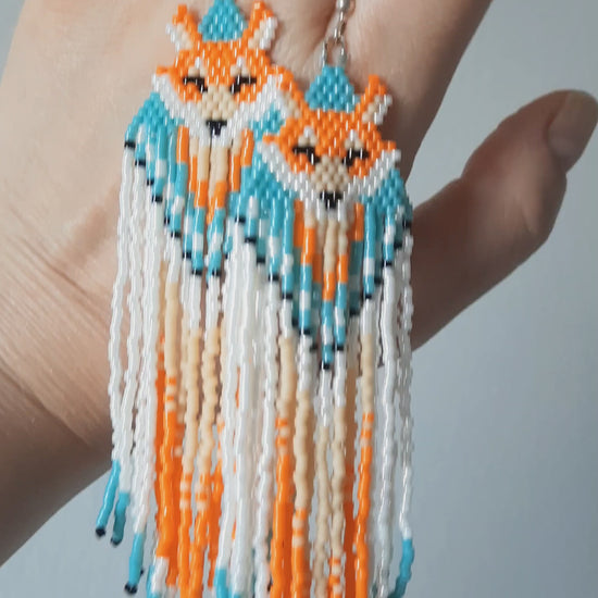 Beaded seed bead fox fringe earrings light turquoise, orange and white colors. Roikkuvat kettu hapsulliset helmikorvakorut vaalean turkoosin, oranssin ja valkoisen väriset.