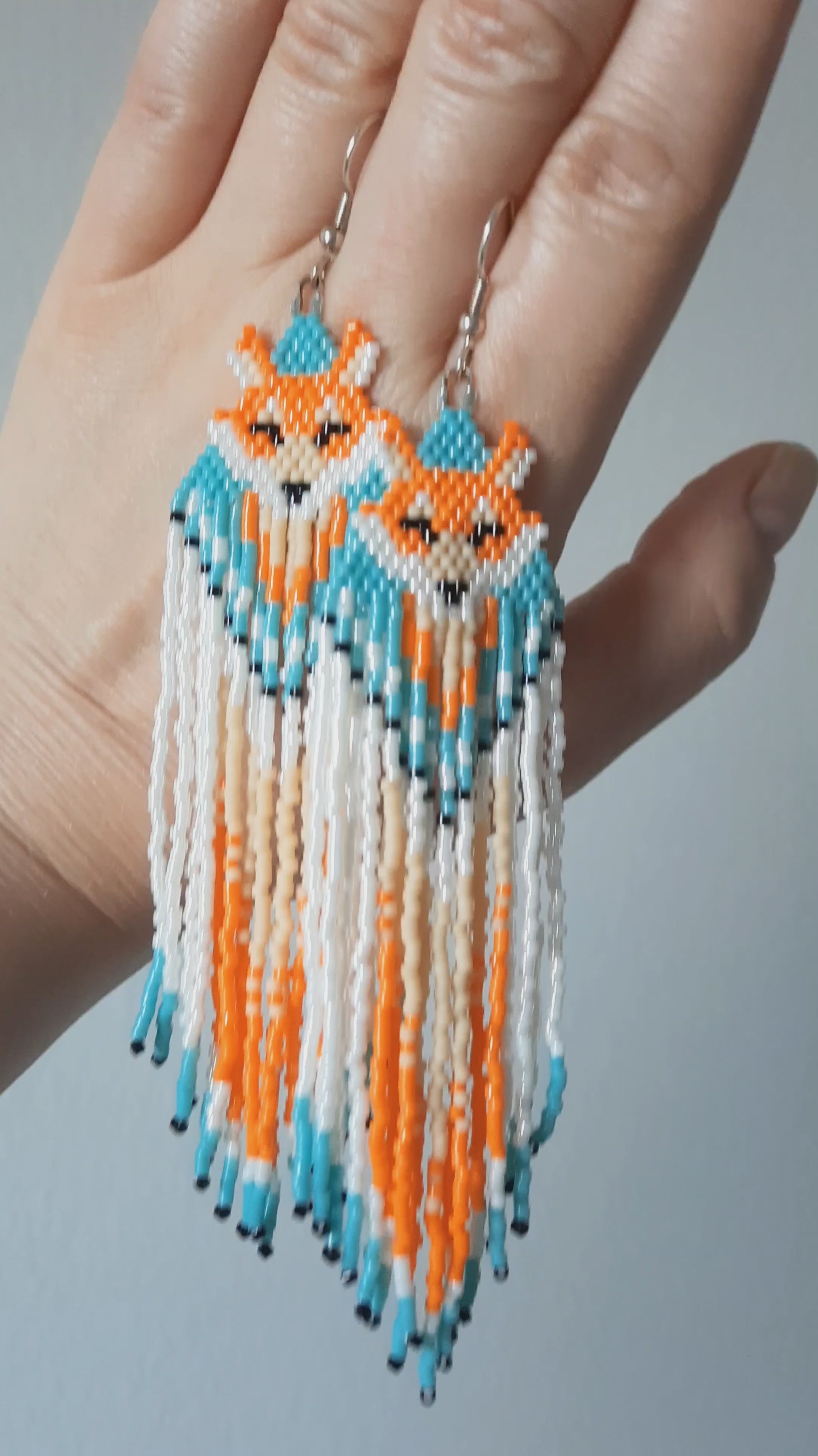Beaded seed bead fox fringe earrings light turquoise, orange and white colors. Roikkuvat kettu hapsulliset helmikorvakorut vaalean turkoosin, oranssin ja valkoisen väriset.
