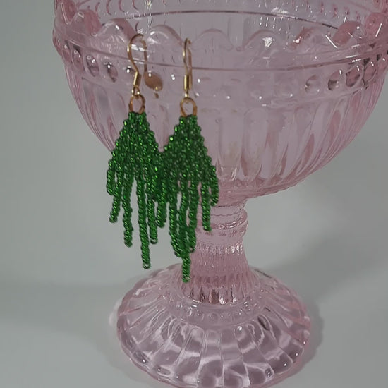 Small beaded green fringe seed bead earrings. Pienet roikkuvat käsintehdyt vihreät hapsukorvakorut.