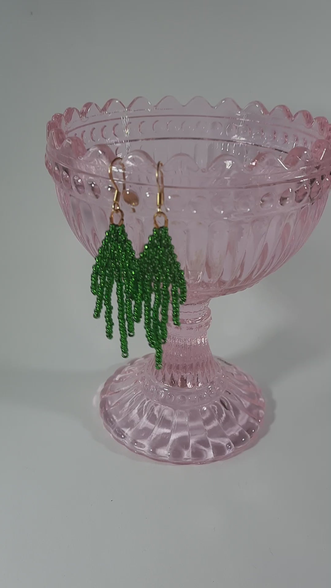 Small beaded green fringe seed bead earrings. Pienet roikkuvat käsintehdyt vihreät hapsukorvakorut.