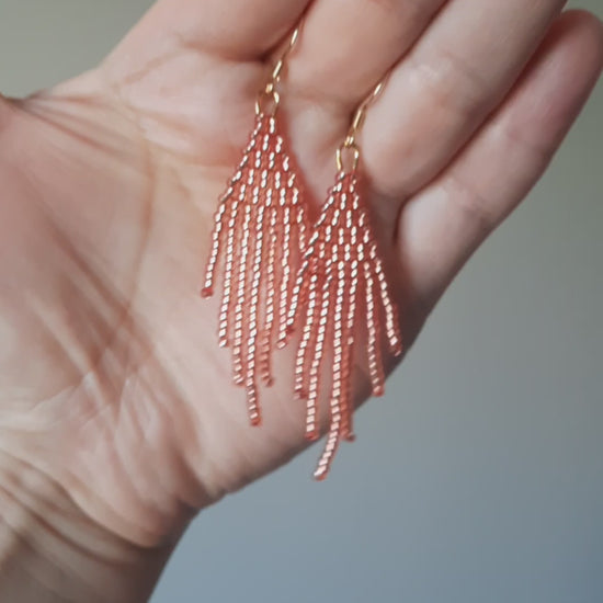 Seed bead fringe earrings small color is sparkling salmon. With gold color hooks. Hapsulliset lasihelmikorvakorut kimalteleva lohi. Kullanväriset koukut.