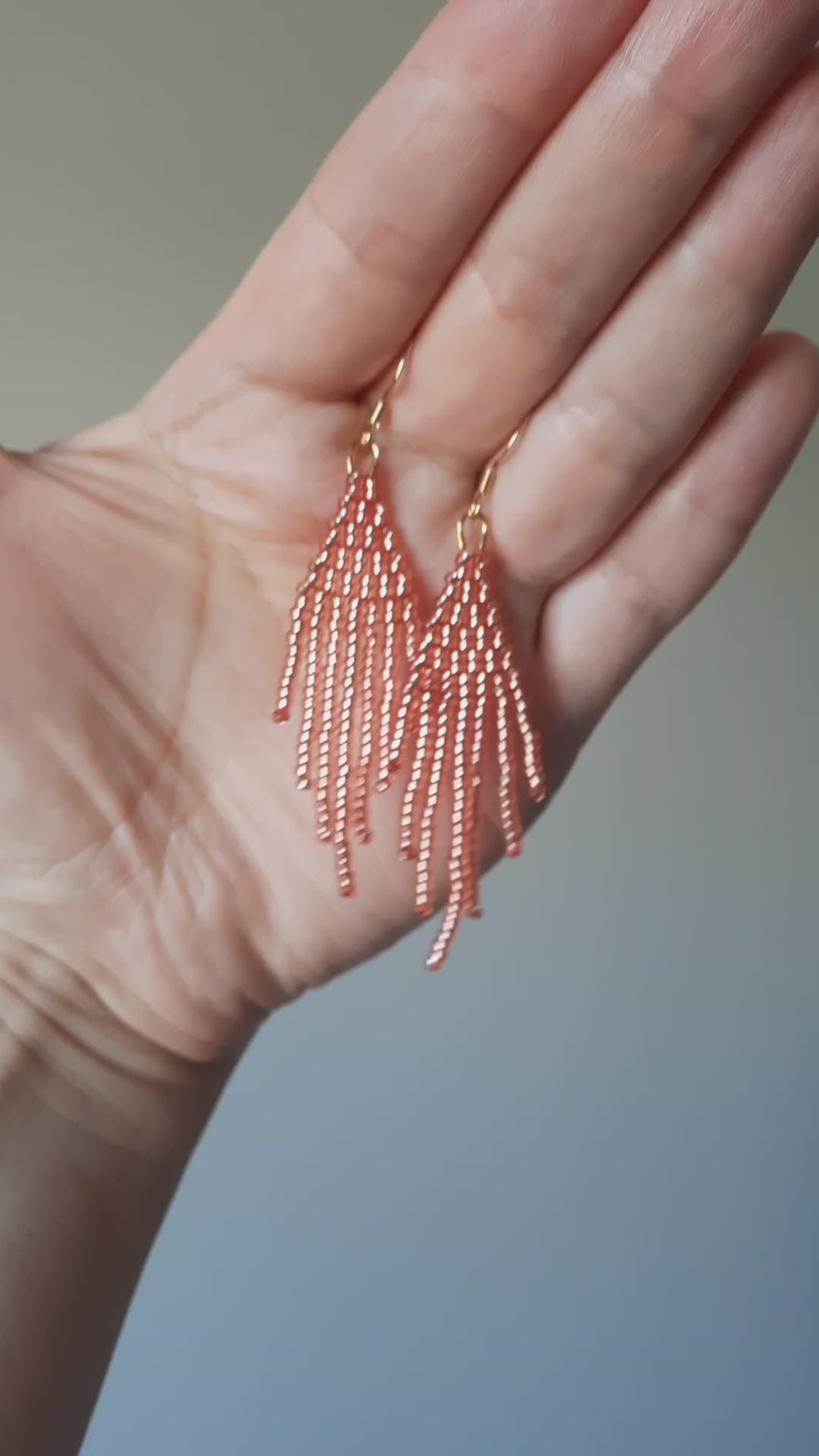 Seed bead fringe earrings small color is sparkling salmon. With gold color hooks. Hapsulliset lasihelmikorvakorut kimalteleva lohi. Kullanväriset koukut.