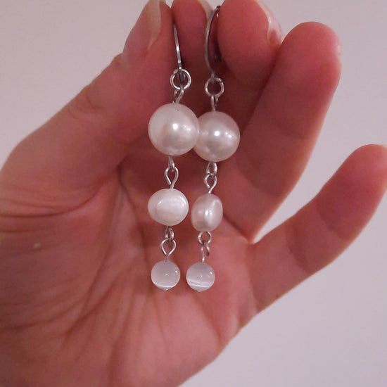 Dangle white freshwater pearl nugget earrings. Roikkuvat valkoiset helminugetti korvakorut