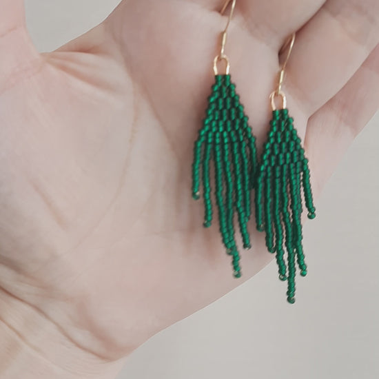 Hapsulliset helmikorvakorut, värinä on matta vihreä. Matte green color seed bead fringe earrings. 