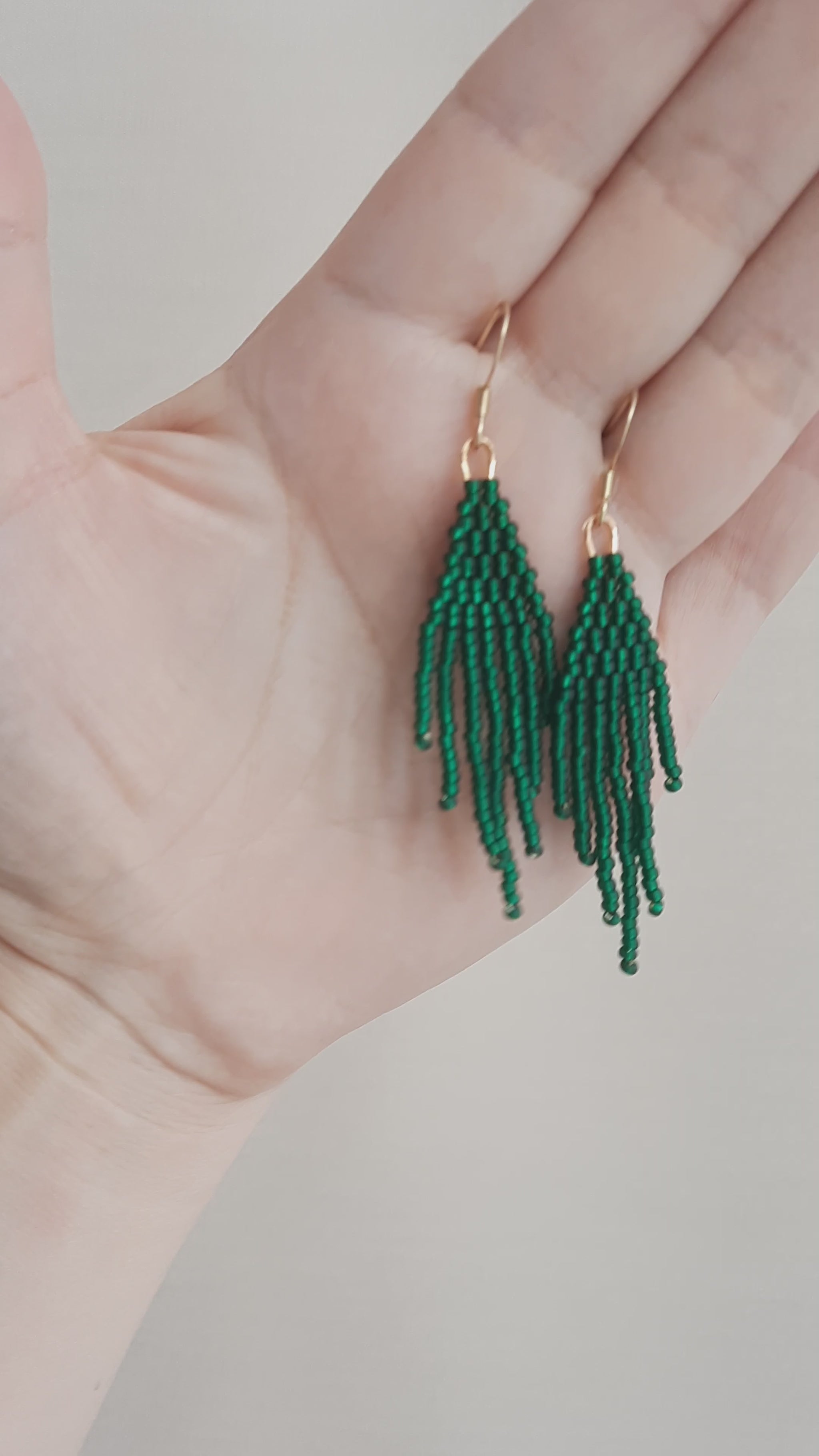 Hapsulliset helmikorvakorut, värinä on matta vihreä. Matte green color seed bead fringe earrings. 