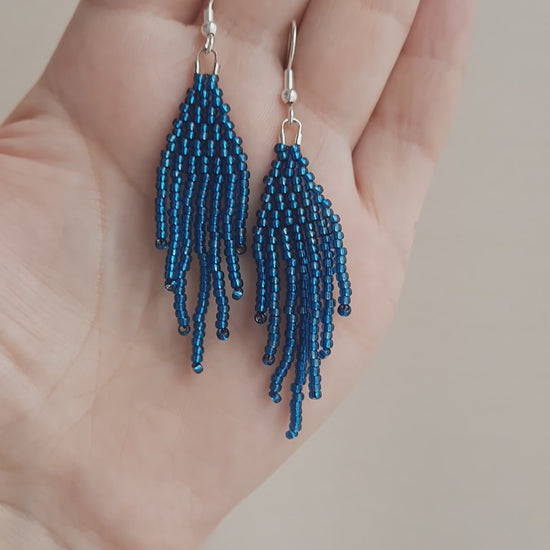 Sinisen safiirin väriset roikkuvat hapsulliset helmikorvakorut. Seed bead fringe earrings blue sapphire-coloured.