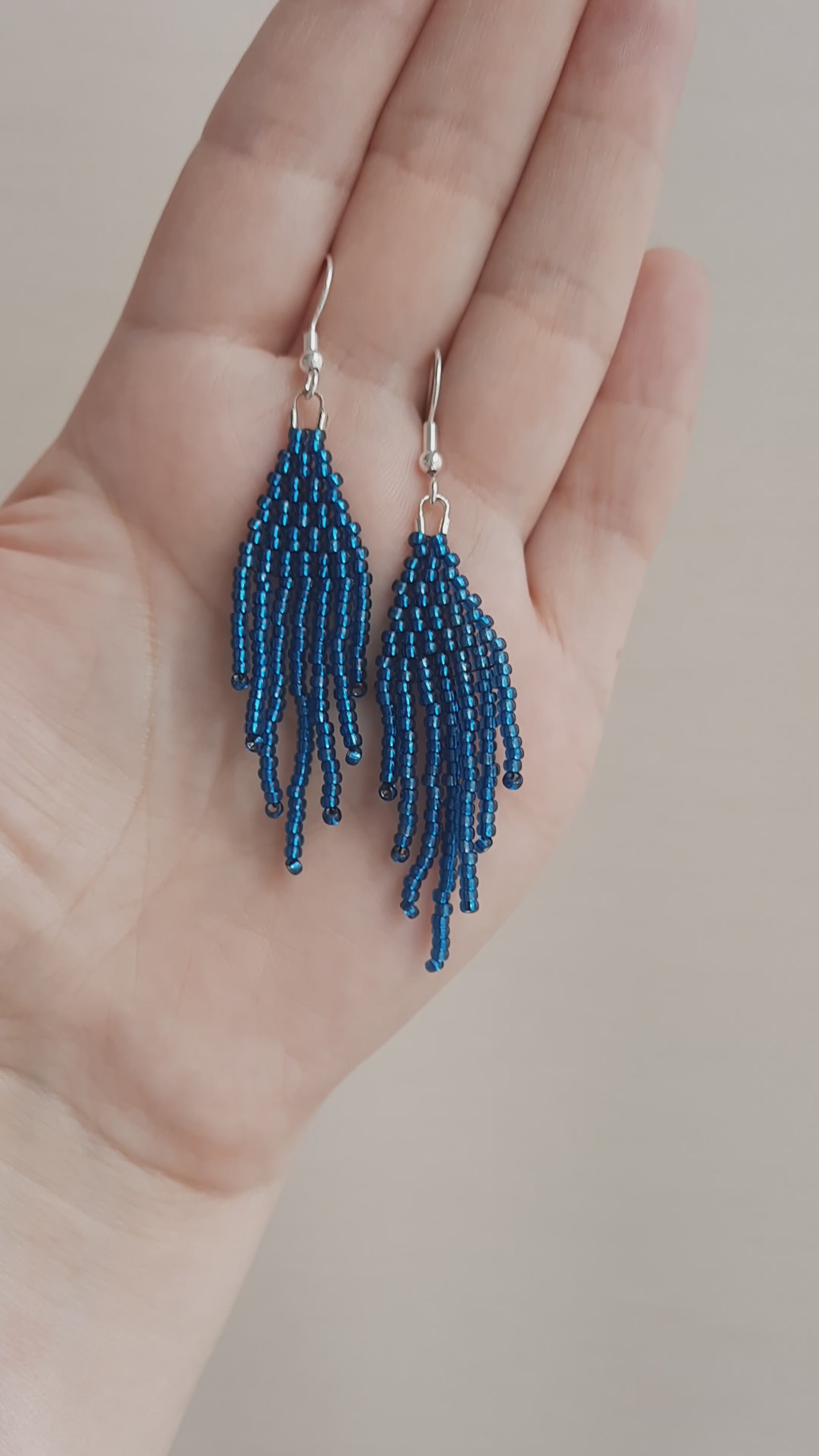 Sinisen safiirin väriset roikkuvat hapsulliset helmikorvakorut. Seed bead fringe earrings blue sapphire-coloured.