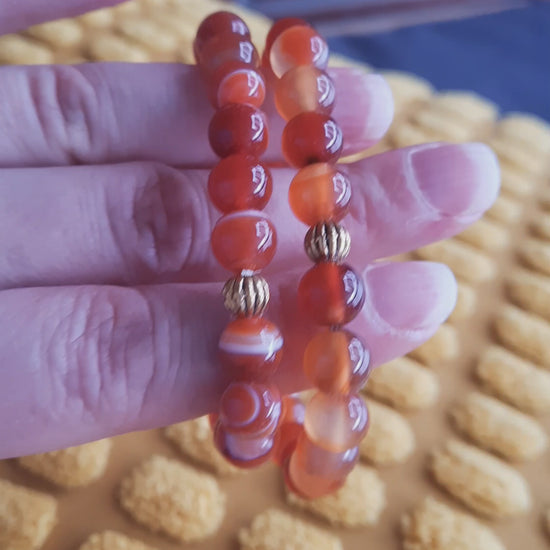 Two red orange agate stretch bracelet. Kaksi joustavaa puna-oranssia akaattirannekorua.