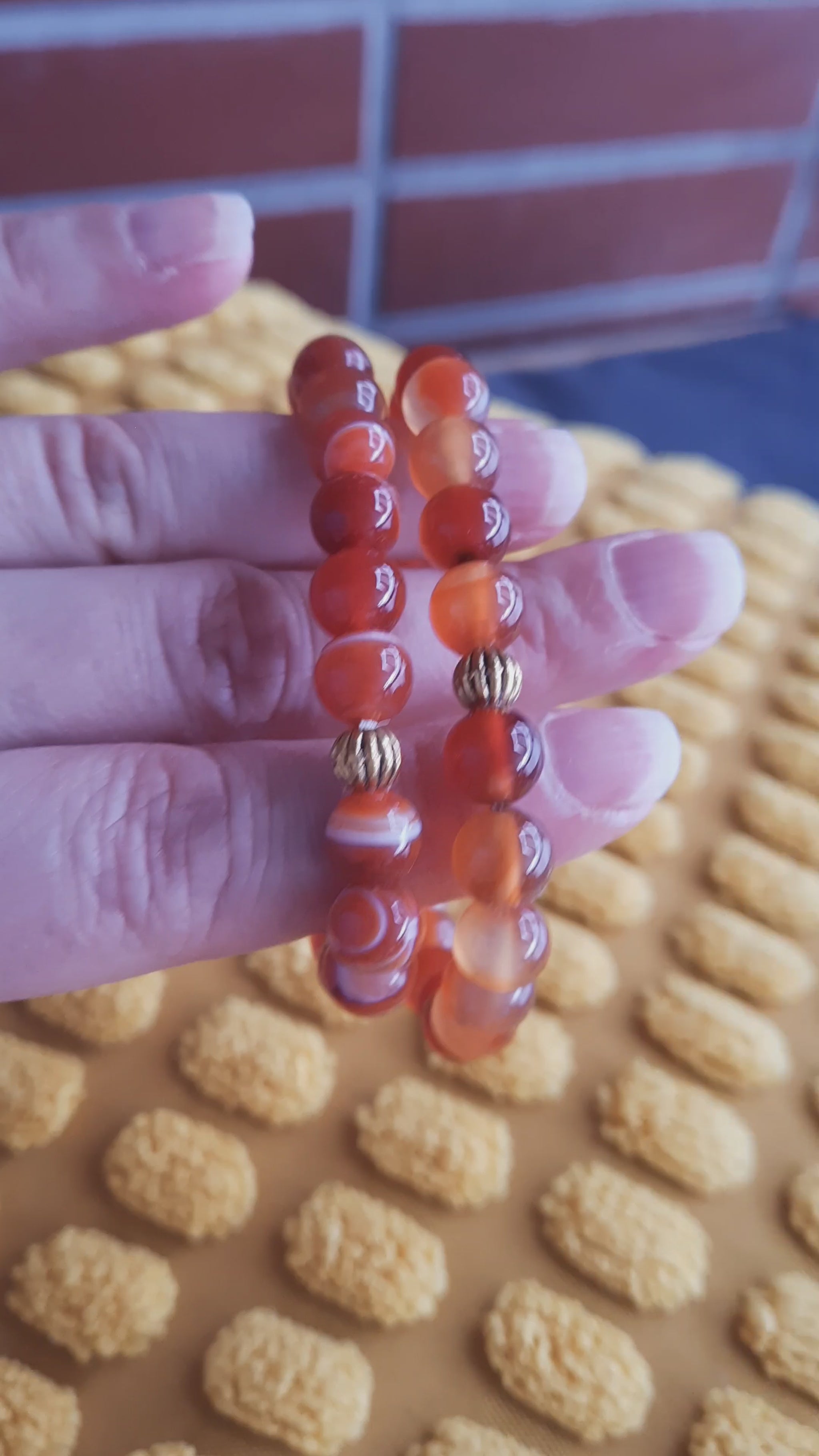 Two red orange agate stretch bracelet. Kaksi joustavaa puna-oranssia akaattirannekorua.