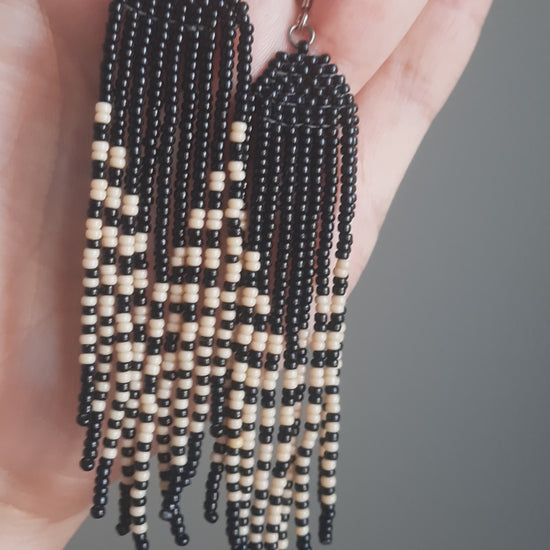 Long seed bead fringe earrings black and beige. Pitkät roikkuvat hapsulliset helmikorvakorut värinä musta, jossa beigen värisiä raitoja.